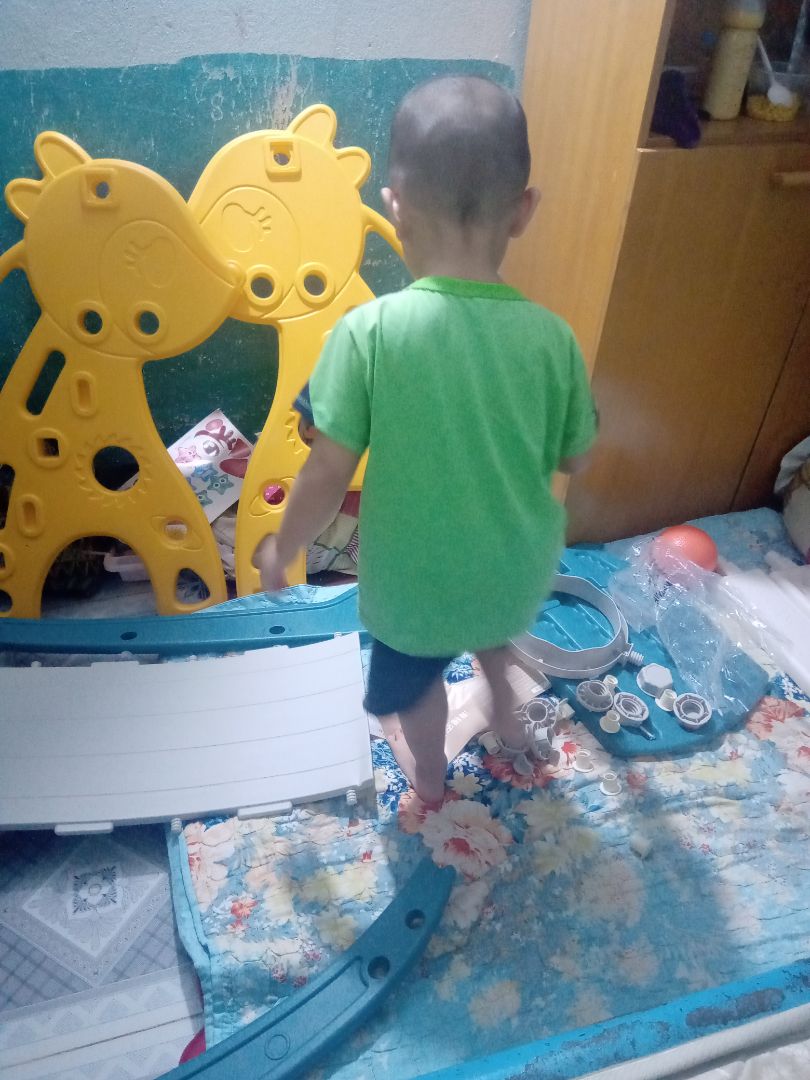 Hai phiến nhựa hình con hươu cao cổ  mỏng. Dùng tay khẽ bóp là móp. Nhưng những tấm khác thì chấp nhận được. Chiếm dụng ít không gian. Phù hợp cho bé từ 1-3 tuổi. Lớn hơn nữa ko thể chơi, vì thứ nhất là cầu tuột khá thấp. Thứ hai là nhựa ko được chắc chắn lắm. Bé nhà mình 3 tuổi, 16kg, do dịch covid ko thể ra ngoài nên chơi vô cùng sảng khoái. Cảm ơn shop nhiều.