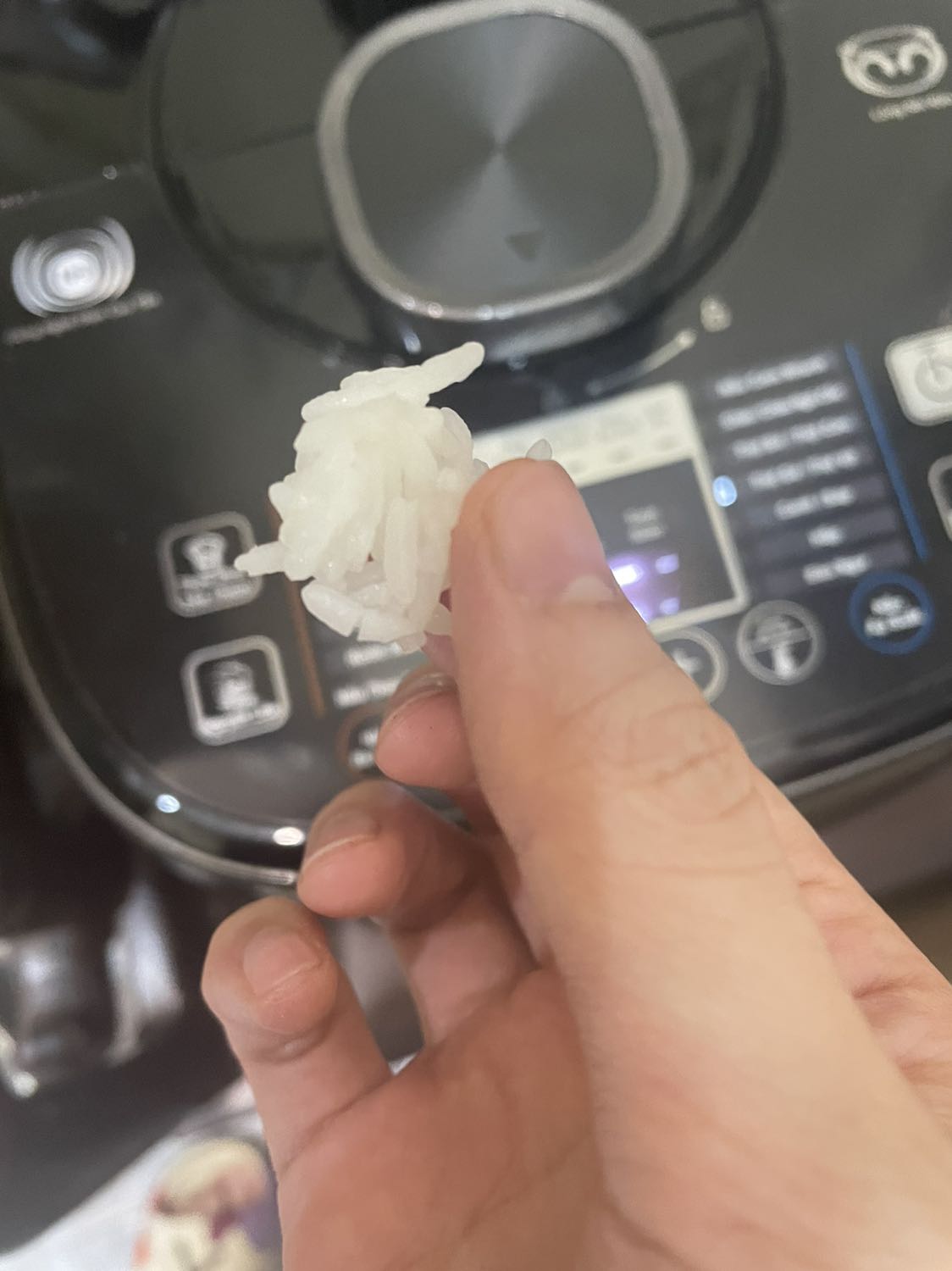 Giao hàng nhanh. 
Nồi áp suất cao tần công nghệ từ IH cho chất lượng món ăn ngon. Mình đã thử nấu cơm và 1 món theo sách.
Nhưng sách công thức nấu ăn theo nồi nên nói đến việc mở vung lúc nào đóng vung lúc nào, ghi giờ, phút thì dễ hơn. Dùng nồi này chắc phải đọc kĩ và làm nhiều
Nấu áp suất thì miễn chê