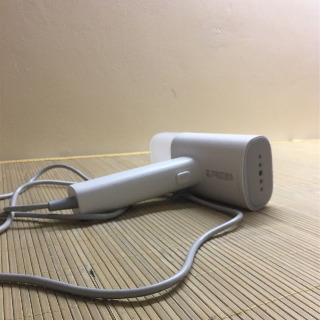 Hơi nước ra yếu, không phụt mạnh, muốn nhắn mặt vải phải là kiểu như bàn là nhiệt đốt