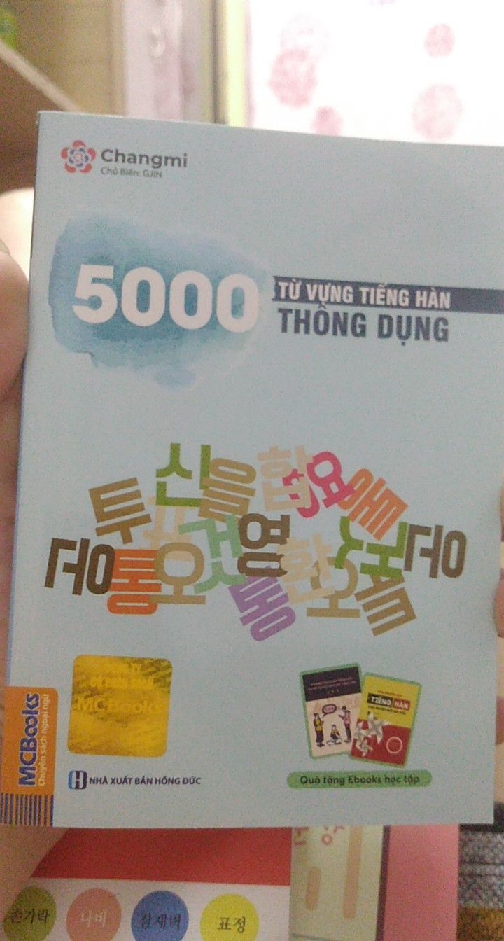 quyển này k chia theo chủ đề mà theo thứ tự bảng chữ cái m.n ạ, giống quyển từ điển ấy. có từ, phiên âm, giải nghĩa và 1 câu hoặc 1 cụm từ ví dụ ngắn gọn quyển này k chia theo chủ đề mà theo thứ tự bảng chữ cái m.n ạ, giống quyển từ điển ấy. có từ, phiên âm, giải nghĩa và 1 câu hoặc 1 cụm từ ví dụ ngắn gọn