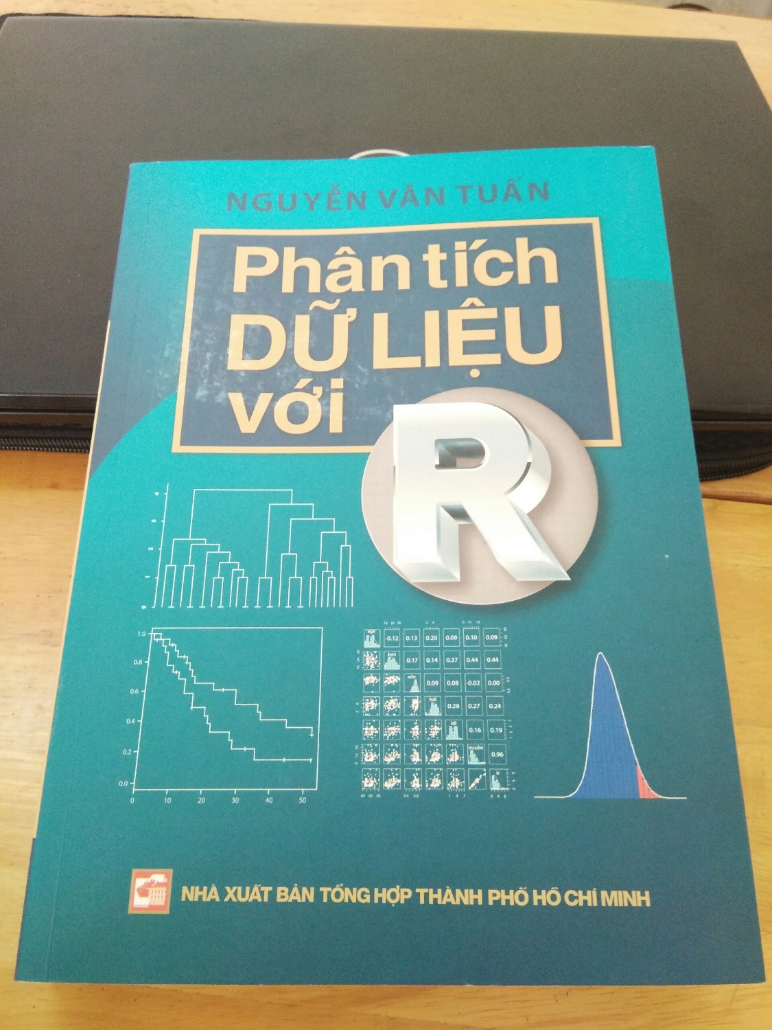 Mình đã tự học ngôn ngữ R với các bài giảng trên youtube của Giáo sư Tuấn và quyển sách giúp mình củng cố thêm kiến thức và thực hành trên R. Quyển sách cực kì hay và dễ hiểu, cực kì hữu ích cho người tự học R như mình.
Hi vọng tiki giao sách nên bọc sách cẩn thận hơn. Lúc mình nhận sách không được bọc một cách chắc chắn, chỉ có 1 tờ giấy bọc quanh, bìa sách hơi dính bẩn một tí, và còn để chung với các sản phẩm khác mình đặt. Hộp thì dán không chắc chắn, trước giờ mình mua các sản phẩm khác đều được bảo vệ cẩn thận. Mong tiki giao sách nên giữ gìn sách cẩn thận ạ.