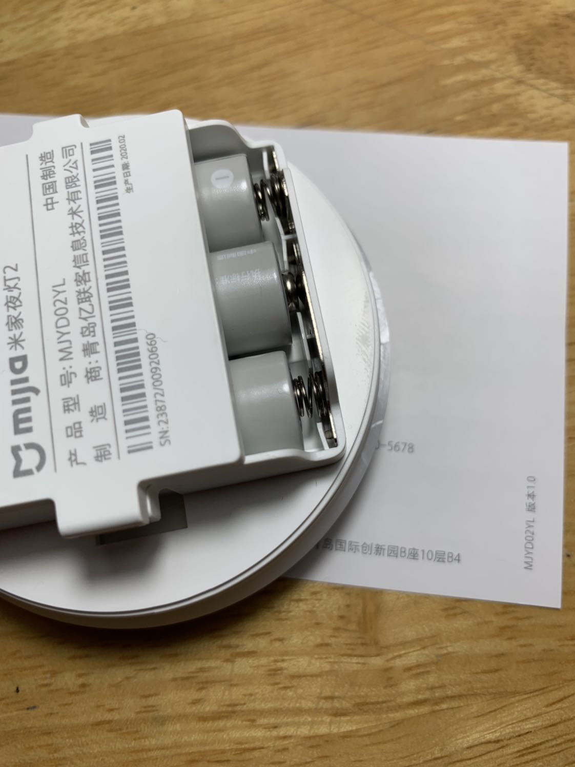 Cảm biến quá kém, xoa tay trước đèn vài cm cả chục giây cũng ko thấy sáng. 
Sản phẩm đã qua sử dụng, rất nhiều vết xước răm, có cả dấu vân tay dính từ lâu, lau ko sạch. 
Đề nghị đổi sản phẩm mới hoặc trả lại.