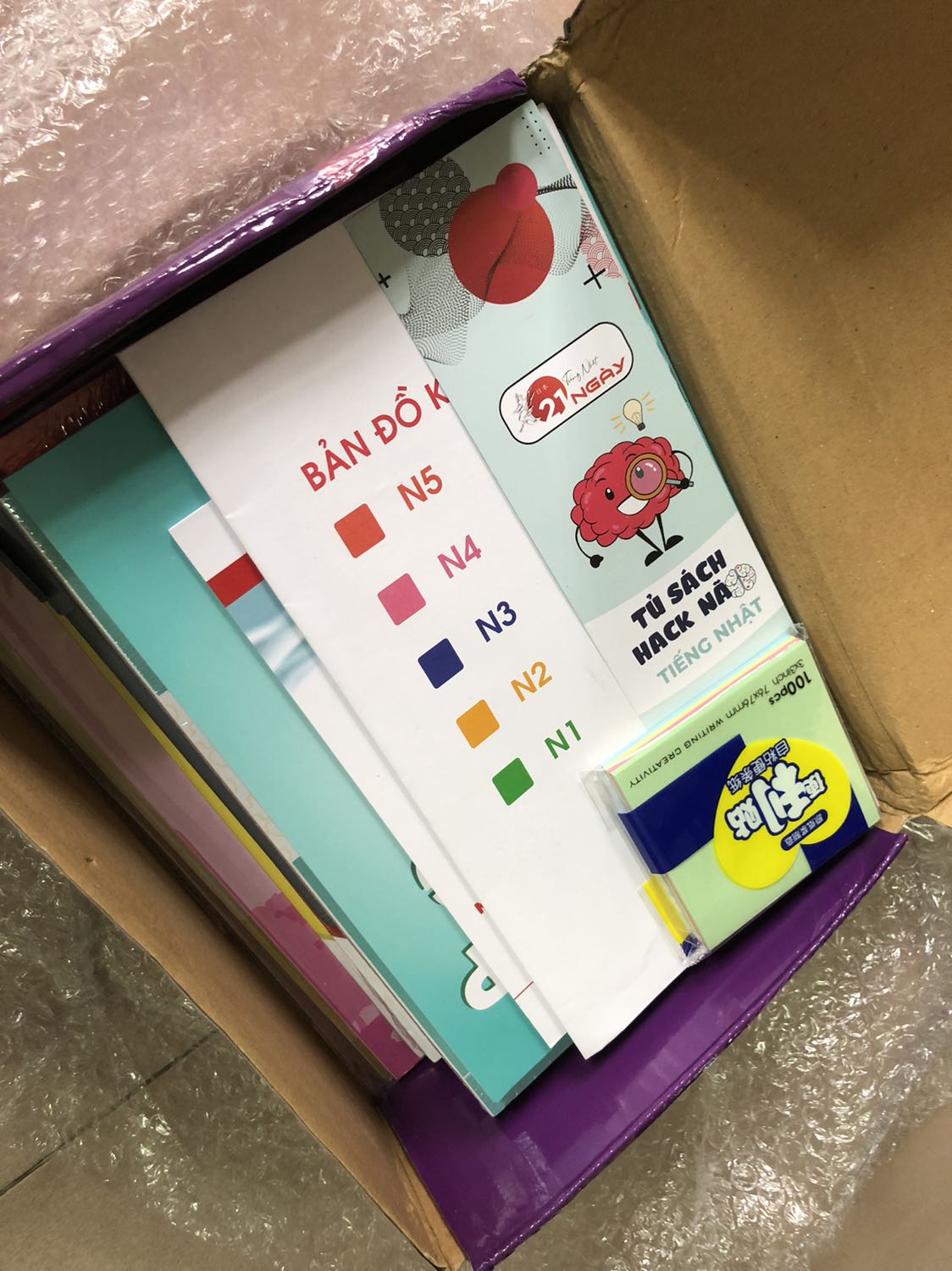 Hộp hơi bị móp méo nhưng sách bên trong đẹp. Mình thấy có cuốn hack não từ vựng giao tiếp nhưng không thấy 2 cuốn hack não từ vựng n4 và n5. Không biết có phải mấy cuốn này là 1 không.