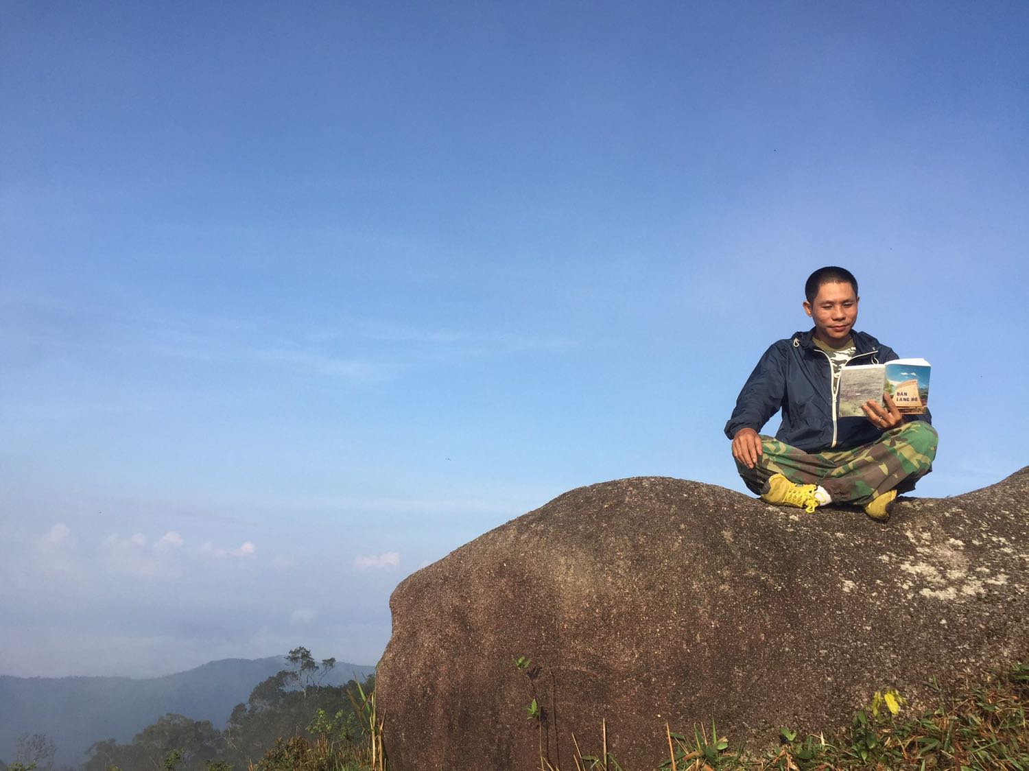 Chào các bạn
Tôi vô tình biết được cuốn sách này
Riêng phần TỰA tác giả viết rất đặc biệt để dẫn dắt người đọc vào nội dung. Tôi là một người theo Công giáo đọc hết cả bộ sách Cựu Ước và Tân Ước từ nhỏ, nhưng đôi khi vẫn bị lẫn lộn giữa các thời kỳ. 
Bài học Israel
1- Giúp ta hệ thống và định hình nguồn gốc rõ ràng về Đất nước Do Thái 
2- Giải thích vì sao Dân tộc Do Thái phải lang thang gần 2000 năm khắp địa cầu, bị đày đoạ, bị kỳ thị, bị đàn áp, bị diệt chủng mà Họ vẫn chịu đựng - tồn tại - vượt qua và quay về Miền Đất Hứa mà Chúa đã ban cho Tổ Tiên họ...muốn biết về Họ THÌ ĐỪNG BỎ QUA CUỐN NÀY.
Trân trọng
Phương La sơn