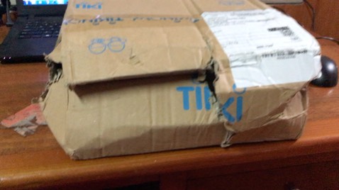 Giao hàng nhanh, trong đơn hàng thấy báo có lì xì sách, nhưng nhận không thấy có. Đóng hàng ẩu dẫn đến hộp bị rách, mép sách cong. Nhìn như sách cũ