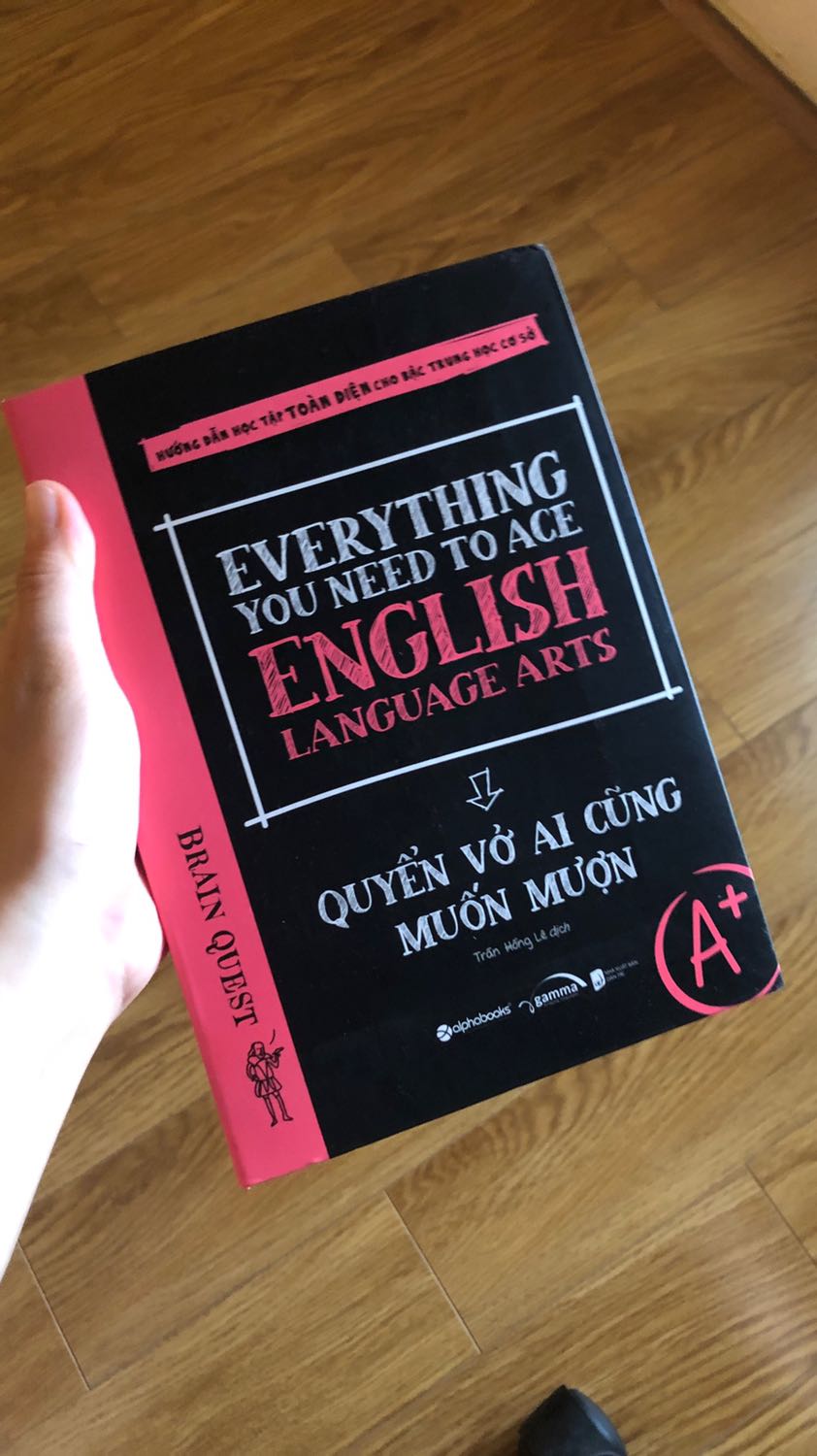 Hình thức: bìa cứng, màu sách đẹp, trình bày rõ ràng, dễ hiểu. 
Nội dung: về môn học Anh Văn (grammar, writing, language,...) phù hợp với các bạn muốn học tiếng anh bài bản vì trong đây giải thích rất rõ ràng, dễ hiểu 
Highly recommended ???