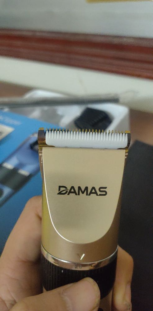 Tông đơ mạnh, các cữ cắt tóc đầy đủ như salon, tiện lợi khi chế độ kép. Hết pin có thể cắm dây sử dụng tiếp. Motor chạy êm, ko tiếng ốn, cầm nhẹ tay, vỏ ngoài sắt sáng bóng dễ vệ sinh. Nói chung ổn trong tầm giá