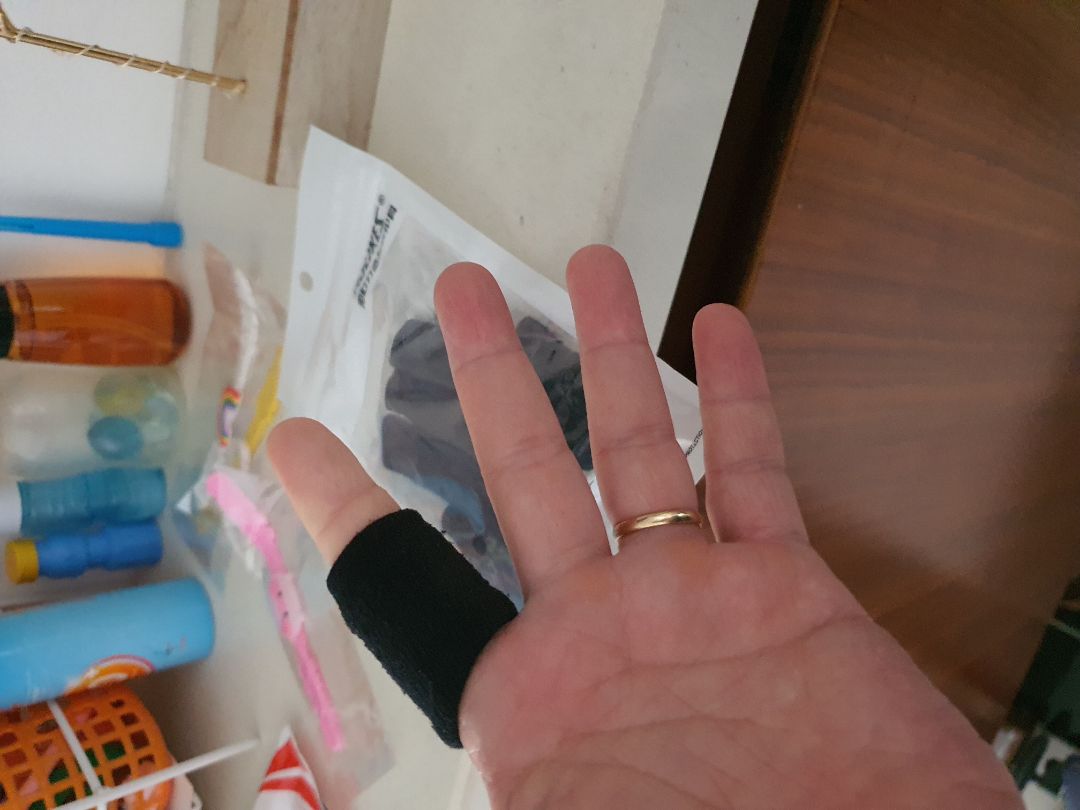 đeo ok. ngón tay ko bị quá căng. nhưng chỉ đeo 1-2 ngón chứ đeo cả 5 ngón thì ko còn cảm giác dằn bóng