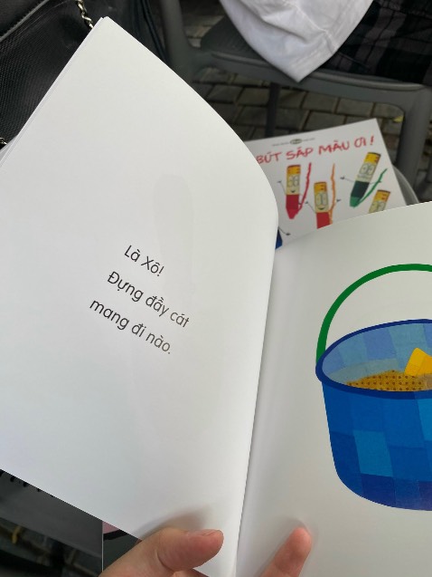 cuốn này giới thiệu cho con biết màu sắc và tên gọi của đồ vật rất dễ hiểu và xinh