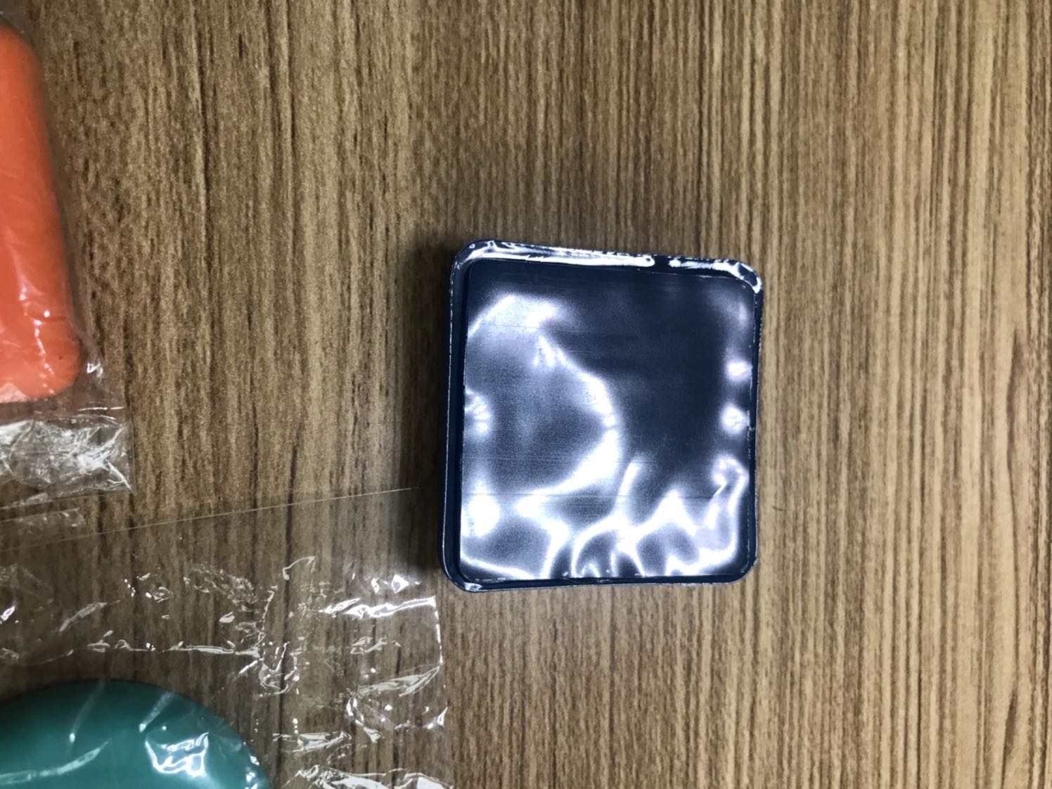 Sản phẩm thì ok, dán tạm thời thấy chắc chắn, mình dán cả trong nhà tắm lẫn ngoài trời và trong phòng, cửa đập vào là ok, còn keo dán thì chắc phải đợi thời gian chứng minh, cho 4 sao vì chủ shop chỉ cho mấy mẫu đẹp ít, còn mẫu con thiên nga hơi xấu thì cho nhiều :)))