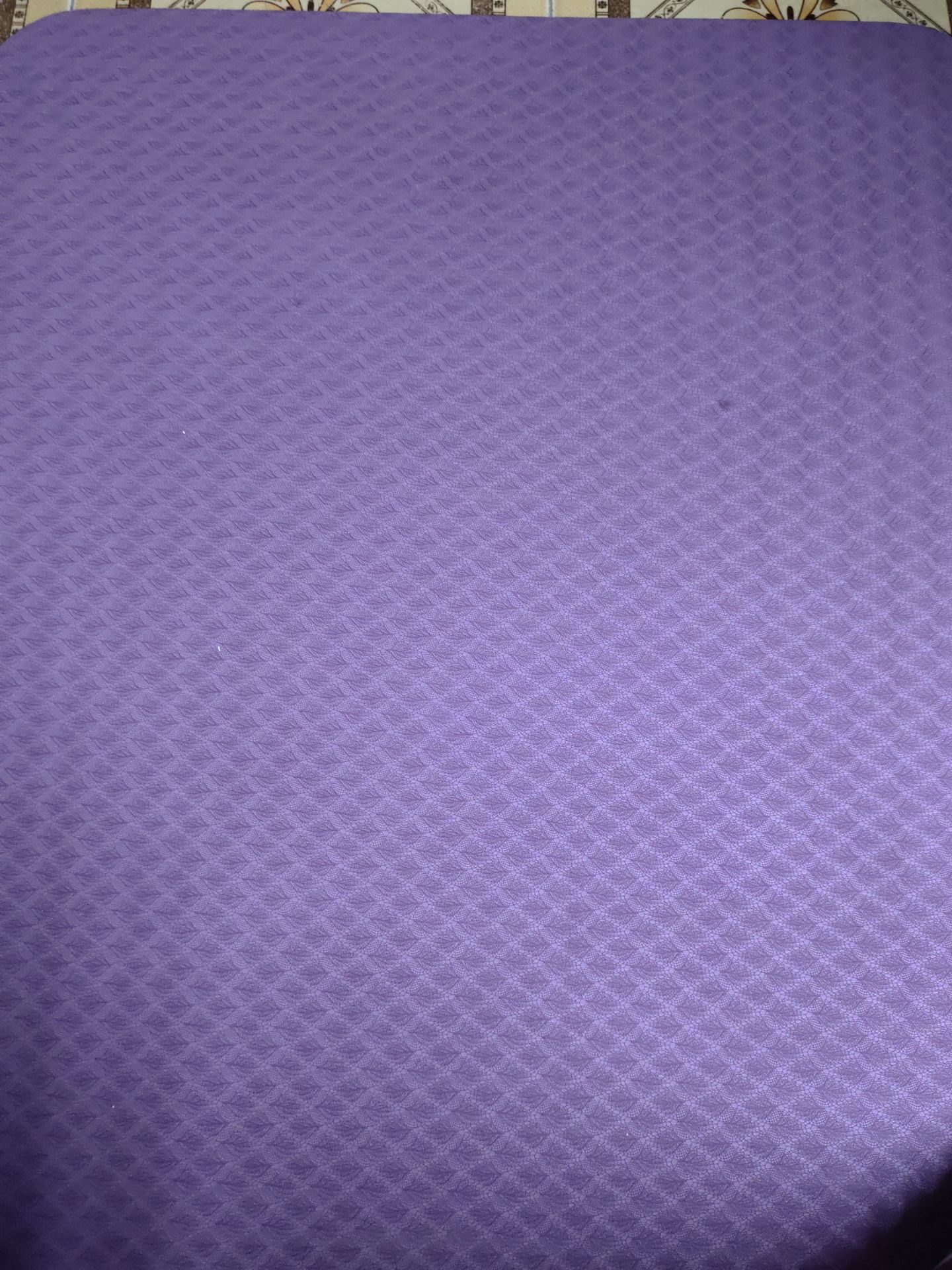 thảm mình mua dày 8mm khá êm chống trượt, tuy nhiên mặt phải là màu tím nên nhìn hơi buồn, còn mặt trái lại là màu xanh lá yêu thích nên mình đành dùng ngược. thảm mình mua dày 8mm khá êm chống trượt, tuy nhiên mặt phải là màu tím nên nhìn hơi buồn, còn mặt trái lại là màu xanh lá yêu thích nên mình đành dùng ngược.