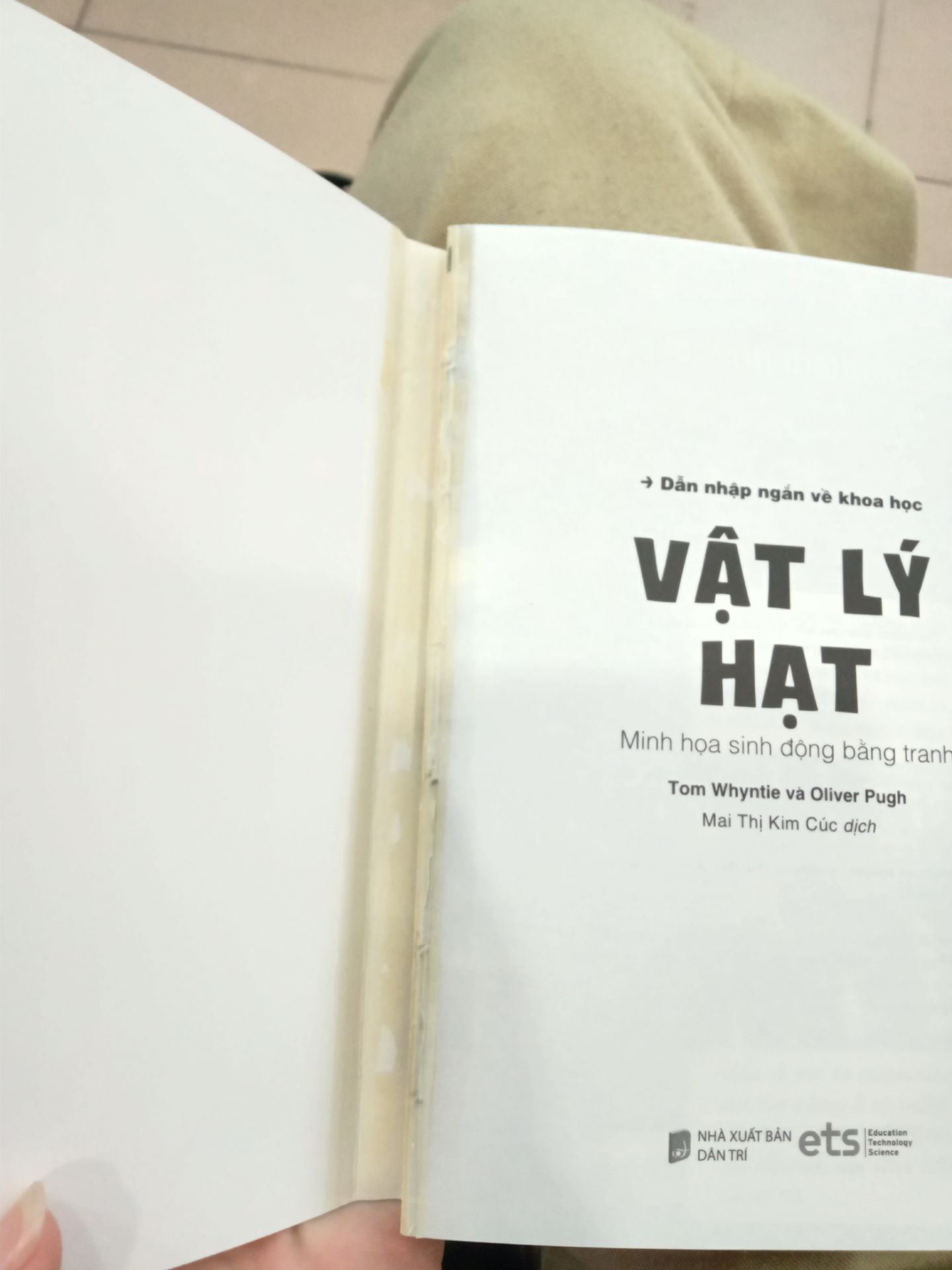 Gói bao nilon kĩ càng dù đơn chỉ có 1 cuốn sách rất mỏng, chất lượng sách mới, đẹp. Nội dung dễ hiểu và có hình ảnh cho mỗi bài đọc. Tuy nhiên gáy sách bị bong ra dù mình chỉ vừa mới nhận hàng. Mong Tiki xem xét đổi sản phẩm!