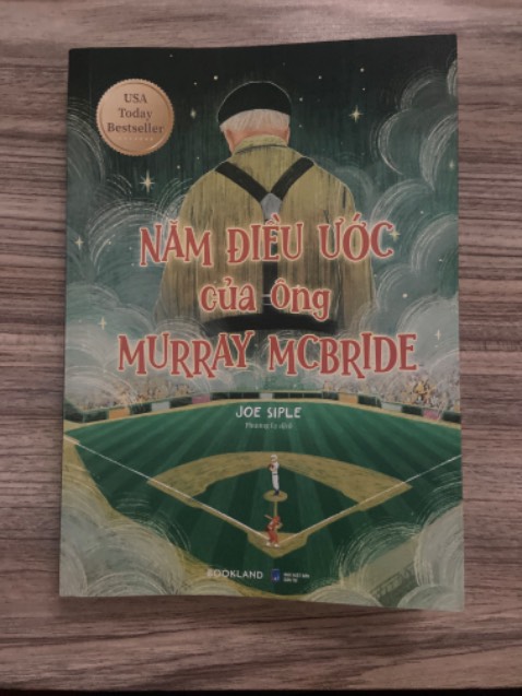 Sách không bọc seal, được tặng kèm giấy note kiêm bookmark. Sách dịch rất hay, không bị lỗi chính tả nào, không bị lem mực hay dính bẩn. Điểm này đối với mình là rất xuất sắc rồi nếu có 6 sao mình sẽ đánh giá 6 sao. 
   Nội dung kể về cụ ông Murray McBride 100 tuổi và cậu bé Jason Cashman 10 tuổi, hành trình từ người xa lạ đến thân thiết như “Anh bạn” già trong nhà. Chuyến phiêu lưu thực hiện 5 điều ước của cậu bé Jason mắc bệnh tim đã giúp ông Murray tìm lại mục đích sống sau cái chết của vợ ông - bà Jenny. Hành trình đã giúp ông Murray có thêm nhiều người thân hơn: Anna, S.B.K, Collins,… và làm lành với đứa cháu trai Chance - người thân duy nhất còn lại của ông. 
   Đối với mình đây là cuốn sách hay nhất sau cuốn Người đua diều, rất nhân văn và cảm động, cũng rất đời thường với những điểm nhấn hơi “thần thánh hoá” một tí. Văn phong dịch rất mượt mà, tự nhiên, nửa đầu sách đọc tiết tấu ngang thường chậm rãi, nửa sau sách đọc rất cuốn, tiết tấu lôi cuốn dồn dập, đọc một lèo đã hết. 
   Tụ chung, sách hay 100 điểm không có nhưng, rất đáng tiền, rất nên đọc, không hiểu sao tác phẩm hay như vậy lại không hot được nhỉ?!