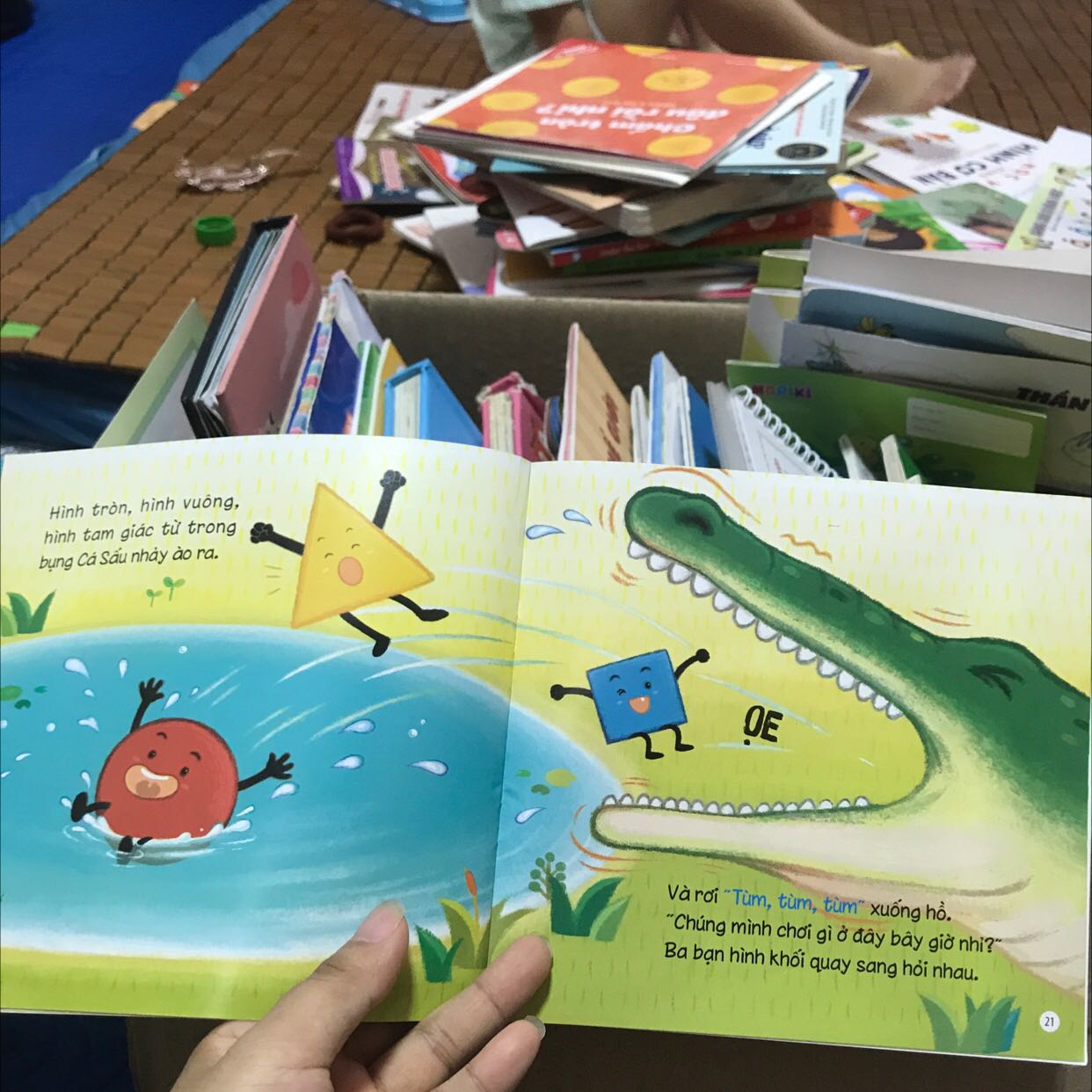 Shop đóng gói cẩn thận. Sách in màu. Noiin dung đơn giản dễ thương