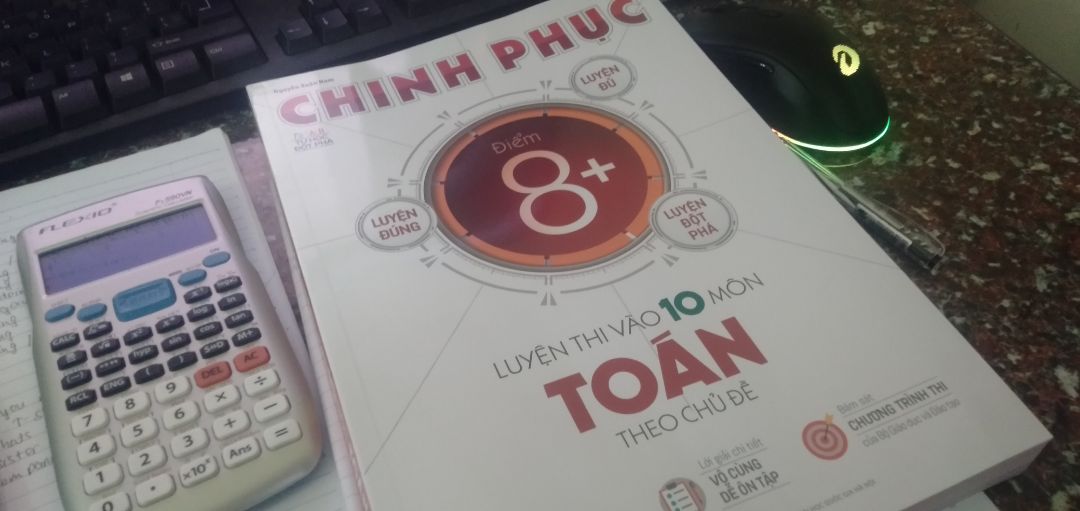 Mình ở tỉnh lẻ, đặt trong tình hình dịch căng thẳng mà hàng vẫn giao rất sớm, anh shipper rất lịch sự, đáng yêu. 5 sao cho tựa sách, 5 sao cho shipper. 

Về mặt hình thức, hàng được gói bằng bìa cẩn thận, nhưng không có ni lông bọc bên trong, nếu đi ngày mưa rất dễ bị thấm nước. Shop giao về đúng hàng, bề ngoài sách mới, thơm. Bên trong sách trang trí rất cẩn thận, khoa học, nhìn rất hợp mắt, phân chia nội dung rất rõ ràng.

Về mặt nội dung, mình mới xem qua chưa đánh giá được nhiều. Nhưng sách ổn, đầy đủ các dạng bài và mỗi chuyên đề có đầy đủ lý thuyết, đầy đủ các dạng và có hướng dẫn, ví dụ cụ thể, có bài tập cụ thể, mỗi dạng bài đều có trích đề từ các tỉnh để các bạn làm quen. Không biết có phải đầu sách mới ra không nhưng vẫn thích hợp cho 2007 mua về ôn luyện. Sách rất đáng mua.