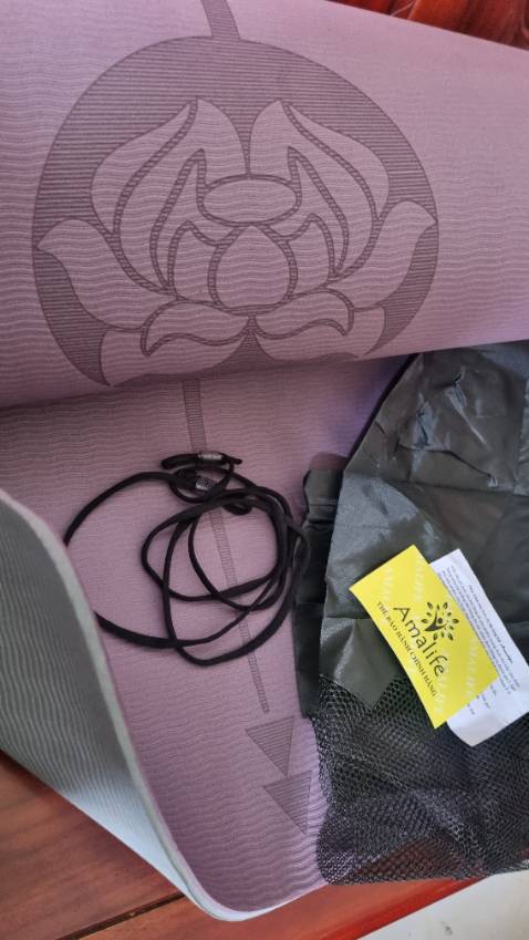 Độ bám tốt, chất liệu  mềm mại, màu đẹp, đủ bộ 3 món: thảm+ bao+dây