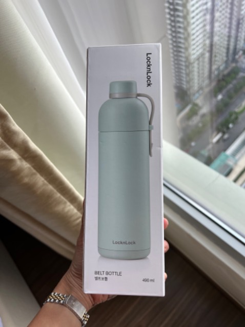 Mình chưa dùng nên chưa biết bình có giữ nhiệt tốt ko, nhưng shop đóng gói rất cẩn thận, hộp ko bị gì. Shop ship rất nhanh. Màu sắc nhìn rất đẹp, bình ko nhỏ cũng ko lớn lắm nhưng rất dễ thương. 👍🏼