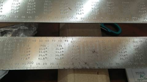 Thước bị gỉ ạ, ảnh chụp từ lúc nhận hàng
Vì không quay vid từ lúc bóc hàng do có người nhận hộ nên mong shop có thể đổi được hàng cho mình
Mình cảm ơn!