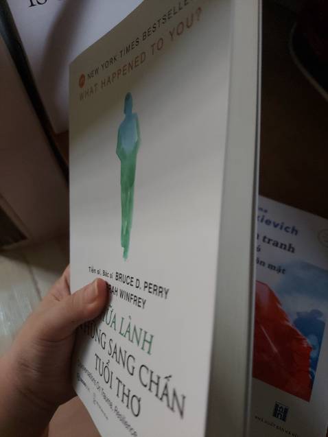 Mình chưa đọc cuốn này, mình nghe review lả đọc cuốn này sau đại dương đen kiểu như chữa lành lắm luôn, đại dương đen đọc hay lắm nhưng mà cũng đau lòng lắm luôn