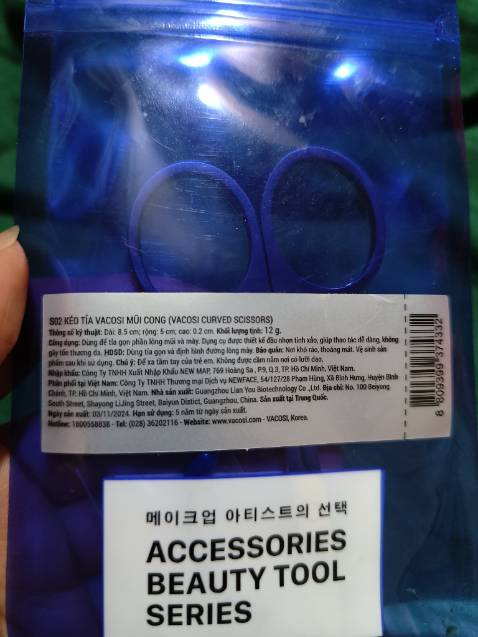 Kéo tốt, vì là của Hãng Hàn Quốc nên mình yên tâm về chất lượng, hi vọng là ko bị nhanh gỉ như mấy cái kéo Trung Quốc giá rẻ. Shop đóng gói cũng rất đẹp nữa mà mình lỡ vứt vỏ đi rồi.