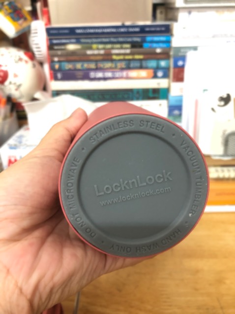 Màu sắc đẹp, ly không nặng tay lắm nhưng vậy thì thoải mái mang vác khắp nơi. 

Đế chống có lớp silicone hạn chế việc xê dịch cho mấy bạn hậu đậu.
Chỗ cắm ống hút to, cắm vừa ống hút trân châu nhé.