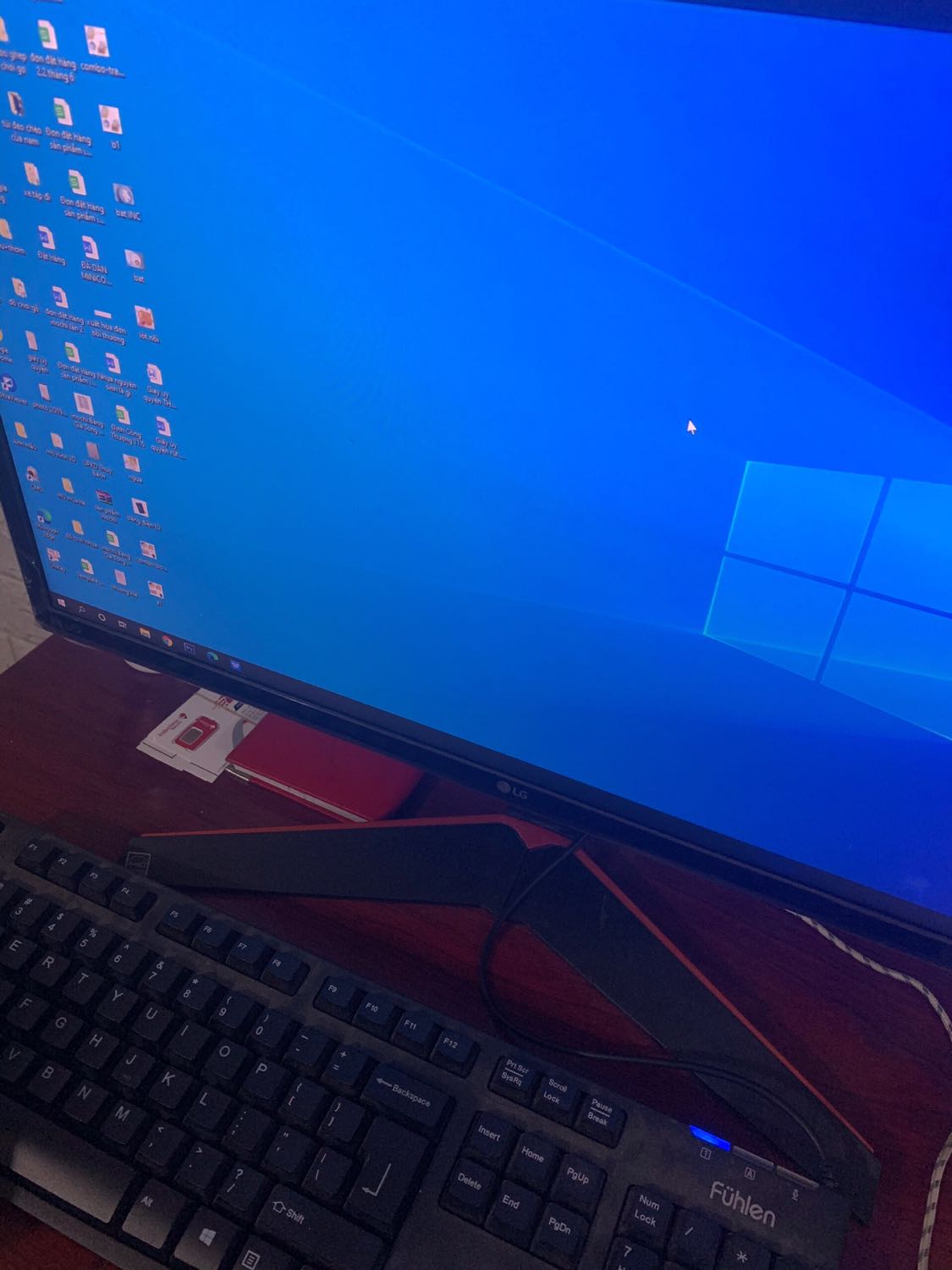 Tại sao chuột mà tôi mua về lại không dùng được, cắm sáng điện nhưng không di chuyển được thử các kiểu rồi, tin tưởng mà mang bực vào người. Đề nghị tiki xem giải quyết đổi lại cho tôi không thì trả hàng hoàn tiền