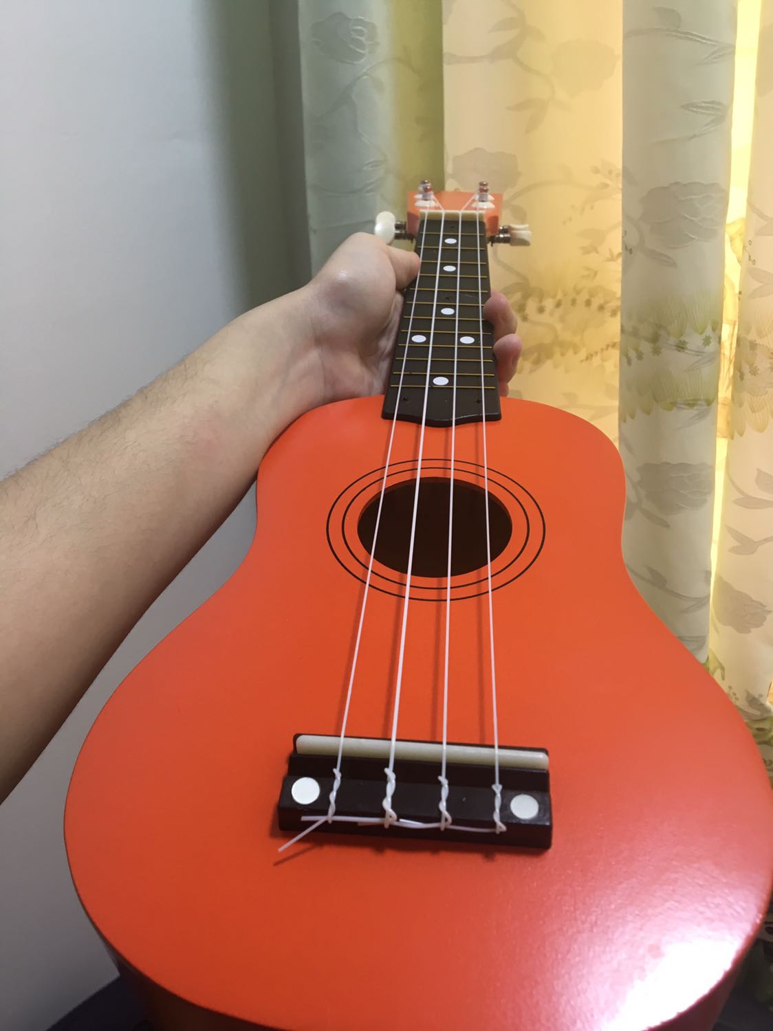 Đàn đẹp, nhìn mới cứng, màu sơn ok, chưa chỉnh dây, có kèm pick gảy và 1 dây dự phòng, đóng gói ổn khi giao đến ko bị móp méo, mình cg mới tập nên ko đánh giá đc chất âm của đàn nhưng vs giá 175k thì ko thể đòi hỏi hơn nữa. Good.