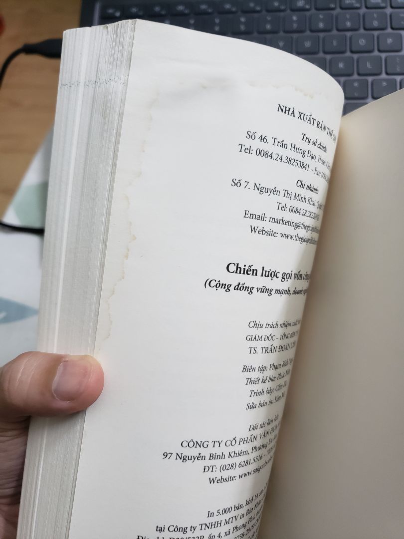 Tình trạng sách tệ như vầy mà cũng giao được cho khách? Nếu bán sách như thế này thì shop nên để thanh lý sách cũ chứ đừng đăng sale sách mới mà giao sách tệ như vầy. Giao hàng thì lâu, gói hàng thì không có chèn bọc xốp gì, đã vậy còn giao sách cũ như vậy, dịch vụ shop tệ đến thế sao???