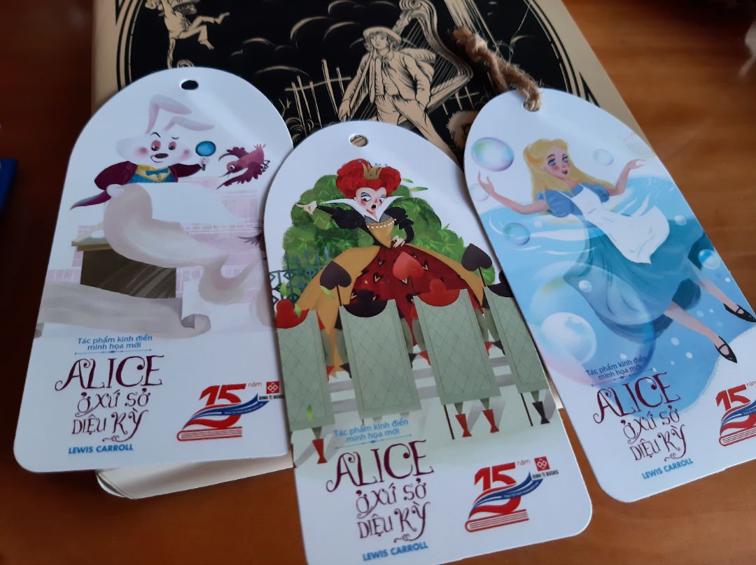 Sách hay,  siêu đẹp, giấy xịn xò
còn mới nguyên seal,  được gói rất kỹ.
Sách sale giá 79k mà mua đơn 100k thì được freeship luôn nha.
được tặng kèm 3 tag đánh dấu trang