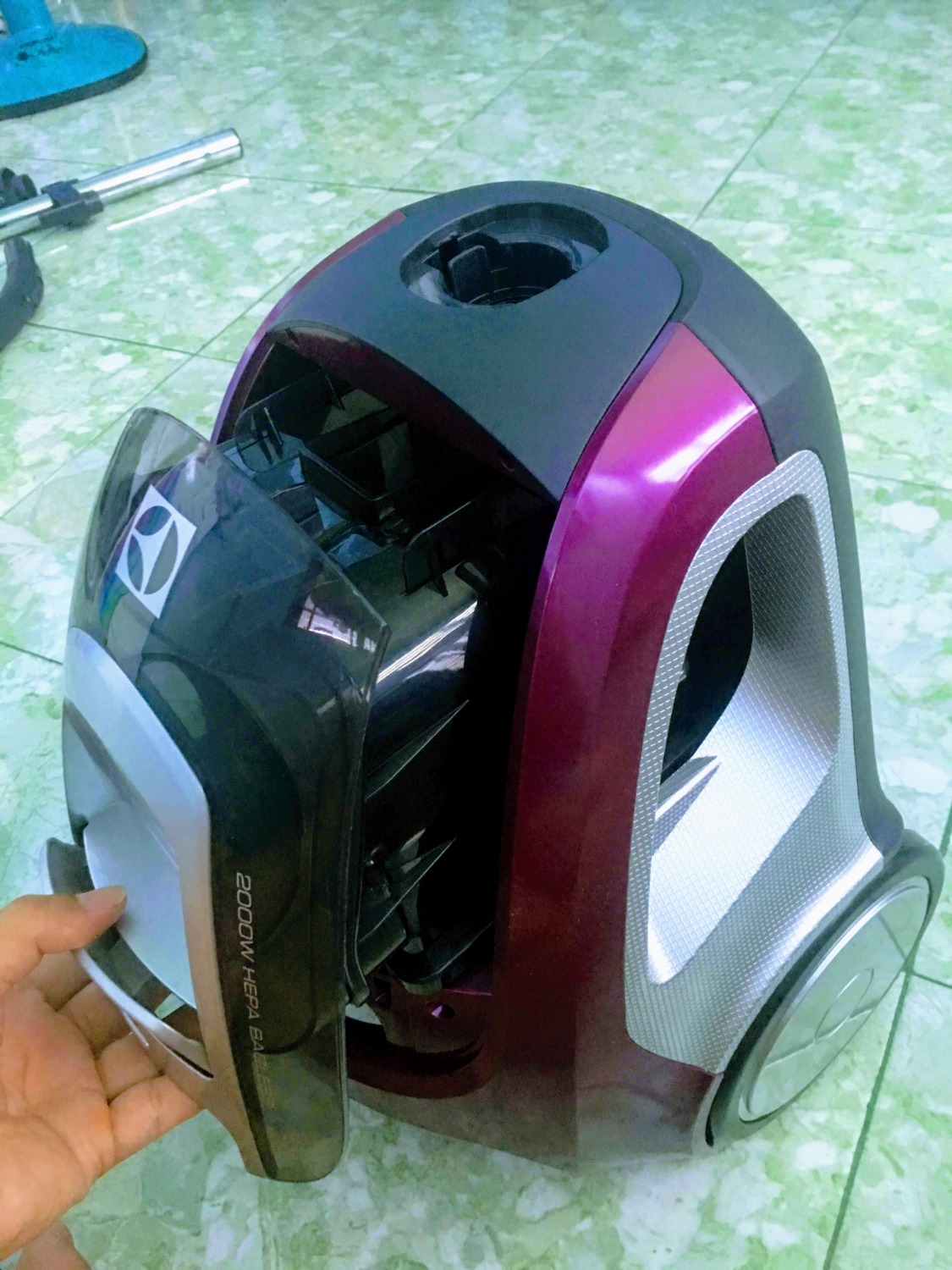 Tiki giao hàng cho mình thiếu mất 1 đầu hút Turbo (ko biết bên Tiki có giao bổ sung lại cho mình ko ạ ?)
Trừ việc đó ra, mọi thứ còn lại đều rất OK, giao hàng chuẩn trong vòng 2h, đóng gói cẩn thận 
-Mức giá 2.099 đ của Tiki thật sự quá tốt,  các nơi khác toàn trên 3tr
-Kiểu dáng máy hiện đại, đẹp, sang chảnh, tông tím nhìn bắt mắt
-Công suất máy đến 2000W, hút bụi cực kỳ mạnh mẽ, hút sạch cả bụi siêu mịn bám trên sàn
-Tiếng ồn vừa phải trong mức cho phép
-Có tất cả 6 đầu hút, lắp ráp dễ dàng, giúp mình dọn dẹp nhà cửa rất tiện lợi, nhưng mình bị giao thiếu mất 1 cái đầu Turbo

NÊN MUA SẢN PHẨM NÀY CÁC BẠN NHÉ!!!