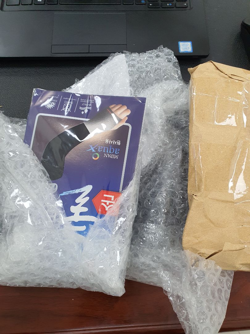 Giao sớm hơn dự kiến. Hàng đẹp, vải mịn, đường may chắc chắn. Rất hài lòng.
Còn khi dùng có bị tuột ống tay xuống khủy tay hay không thì phải để tới khi sử dụng mới biết được. Giao sớm hơn dự kiến. Hàng đẹp, vải mịn, đường may chắc chắn. Rất hài lòng.
Còn khi dùng có bị tuột ống tay xuống khủy tay hay không thì phải để tới khi sử dụng mới biết được.