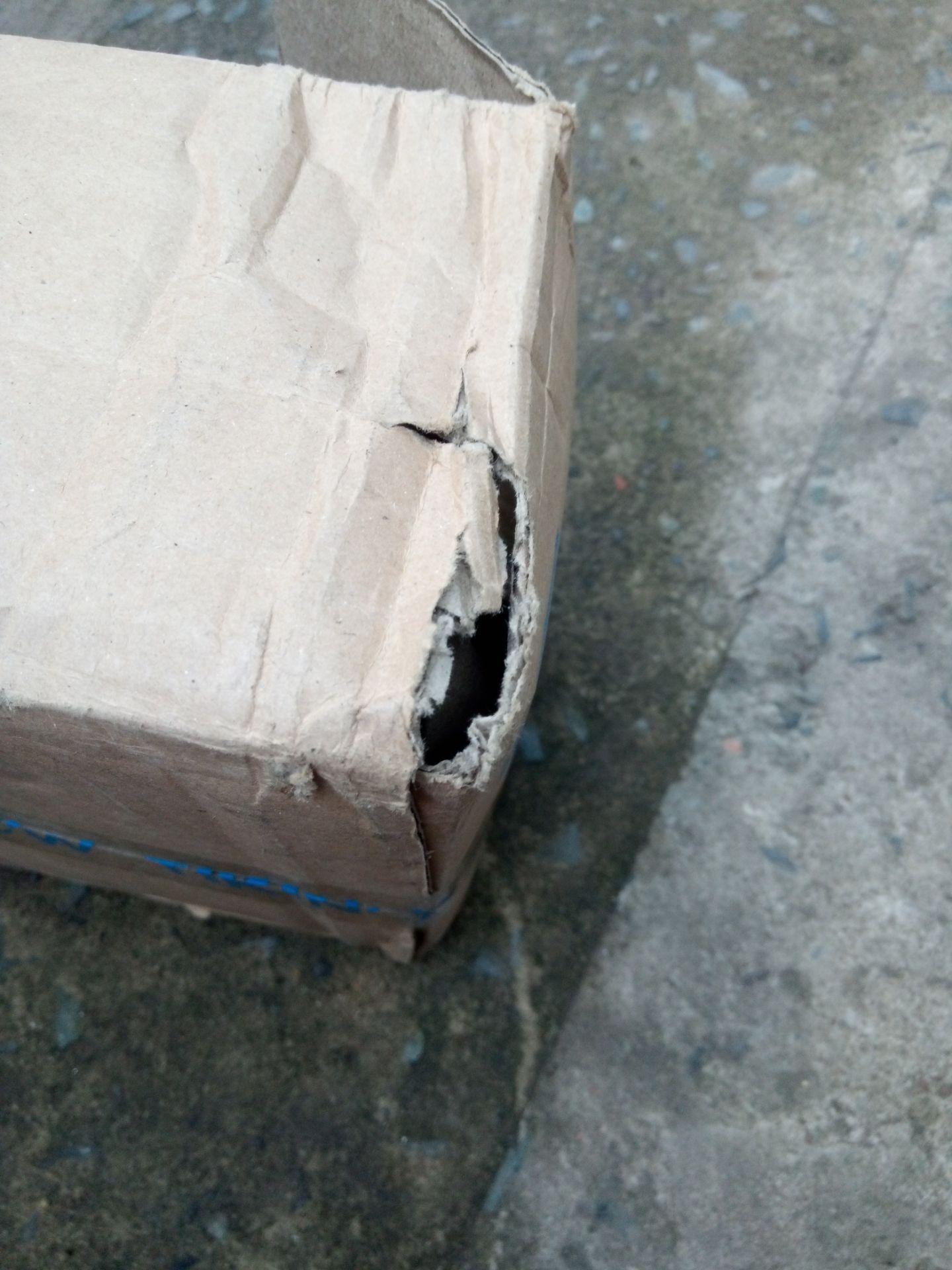 Đóng gói cẩu thả, sách bên trong bị móp méo góc cạnh.