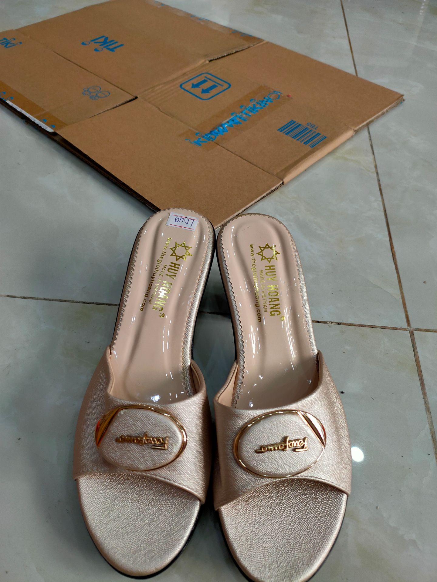 Dép đẹp nhẹ, mua rất nhiều sản phẩm Huy Hoàng rồi cực kì hài lòng về shop và dịch vụ của Tiki