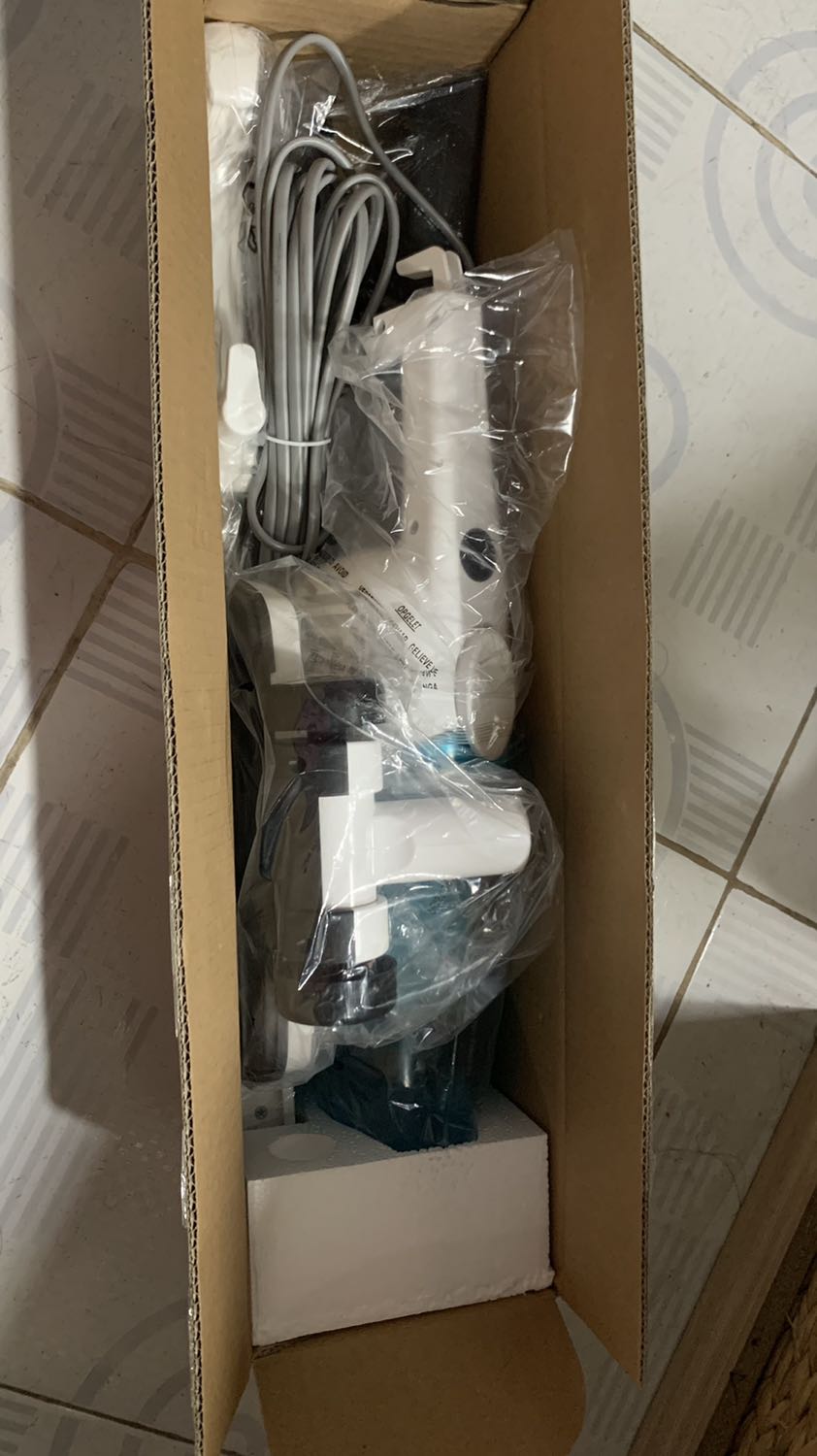 Mình đặt giao nhanh 3h nhưng hôm sau mới nhận đc, chắc do đặt vào chiều chủ nhật. Đọc review thấy nhiều bảo bảo nó ồn, nhưng mình thấy so với các máy hút bụi mình từng dùng thì cũng k lớn hơn nhiều lắm. Mình đã quét nhà trc khi hút mà nó còn dơ như hình đó ?. Có 3 đầu để hút đc nhiều bề mặt. Máy k quá nặng và có hơi bị nóng, máy này phù hợp để hút bụi phòng hoặc nhà nhỏ. Nếu diện tích lớn thì sẽ hơi nóng tí nhưng cũng hiểu đc. Giá tiền hợp lý, đáng tiền ấy. Hy vọng là bền, xài đc lâu ?