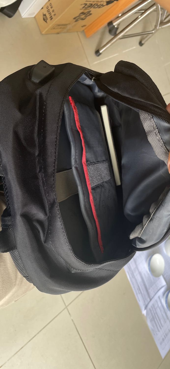 Balo gọn, vừa cho laptop 15-16inch. Đẹp, nhẹ, nhiều ngăn. Bỏ vừa vào cốp xe lead, Tính năng chống nước hơi kém. Bữa đi mưa to cầm dù che, mà bị ướt thấm vô trong.