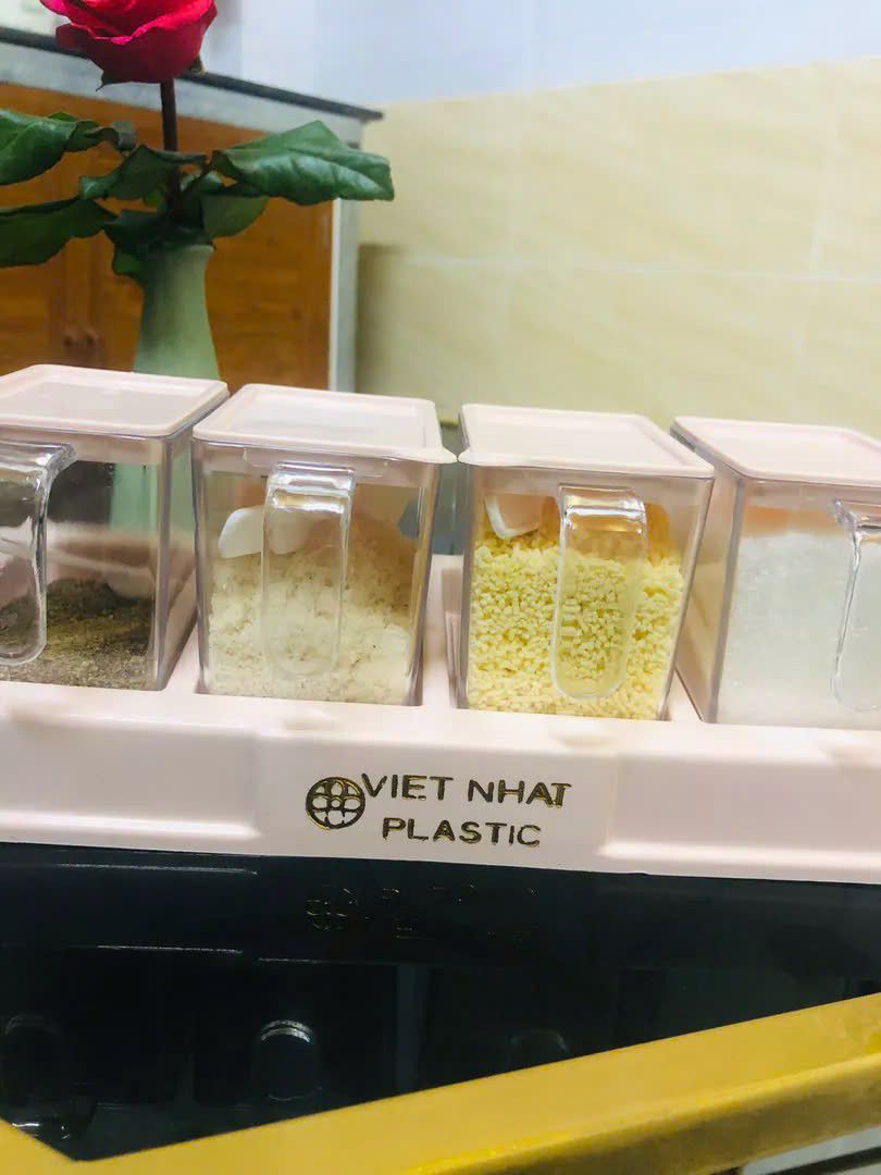 Sốp gói hàng cẩn thận, gửi đầy đủ. Ta nói cái kệ, miếng dán dán rất chắc luôn. Hủ đựng gia vị rất rất xinh. Săn được mấy em này giá rẻ mà cực xinh. 10 điểm k có nhưng. ⭐️⭐️⭐️⭐️⭐️