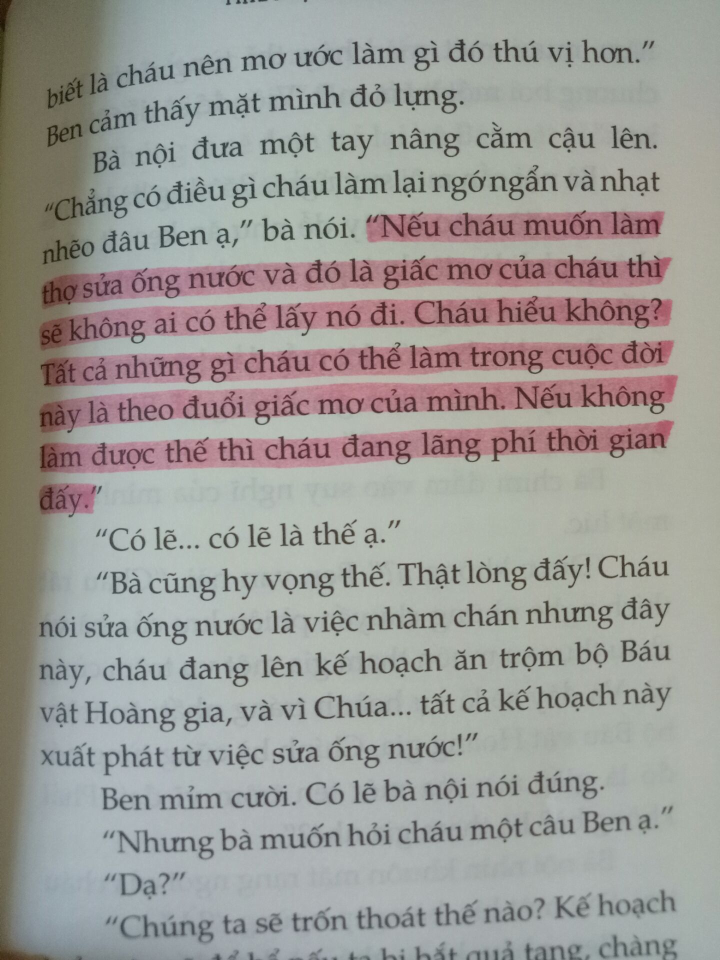 Mua của Fahasa nên không sợ sản phẩm sẽ bị hư hại hay gì luôn á. Sách rất mới, rất đỉnh luôn. Nội dung sách thật sự đúng kiểu dành cho trẻ em khoảng 13-14 tuổi đổ xuống, nó nói đúng thực trạng tâm lý trẻ con hiện nay là không thích người già, khuyến khích các bạn nên yêu thương, bên cạnh bà nhiều hơn bởi vì bà có lẽ thú vị nhiều hơn những gì bạn nghĩ và còn gửi gắm một thông điệp là ủng hộ bạn đọc trẻ hãy theo đuổi ước mơ của mình, dù ước mơ ấy đối với người khác là chẳng đáng theo đuổi: ví dụ như trong sách, cha mẹ của Ben mong cậu trở thành một vũ công nổi tiếng, nhưng cậu lại muốn trở thành một người sửa ống nước, và câu chuyện đã chứng minh một thợ sửa ống nước thật sự là tuyệt cú mèo! :3 Mình đã hi vọng câu chuyện có thể ẩn chứa nhiều điều sâu xa hơn nhưng nó chỉ dừng lại ở ngưỡng giải trí và phù hợp nhất với lứa tuổi 9 - 13. Ngôn ngữ và tình tiết hấp dẫn của câu truyện đã chứng minh sự tài năng của David. Thật sự ngưỡng mộ ông!