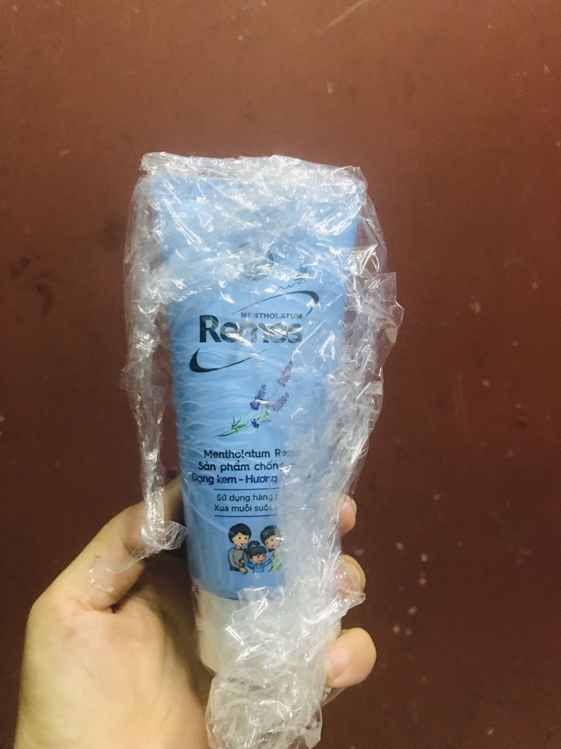 Đóng gói kỹ, nhận hàng còn nguyên k bị hư hao gì, mình đã dùng mùi khá thơm, bôi xong mấy tiếng đồng hồ mà không bị mũi cắn, xịn nè, để dành đi leo núi, cắm trại là hợp lý luôn. Cảm ơn Shop và Tiki.