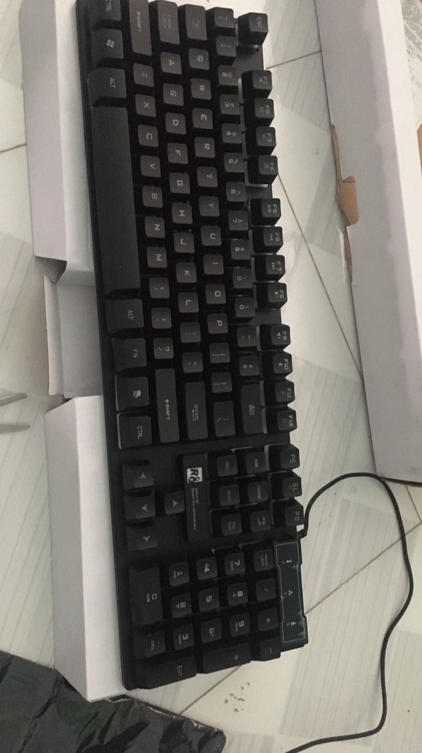 Ko hiểu gủi hàng kiểu gì , chí co bàn phím với miếng lót chuột , trong khi đặt chuột ko thấy đâu , chơi bằng gì vậy shop