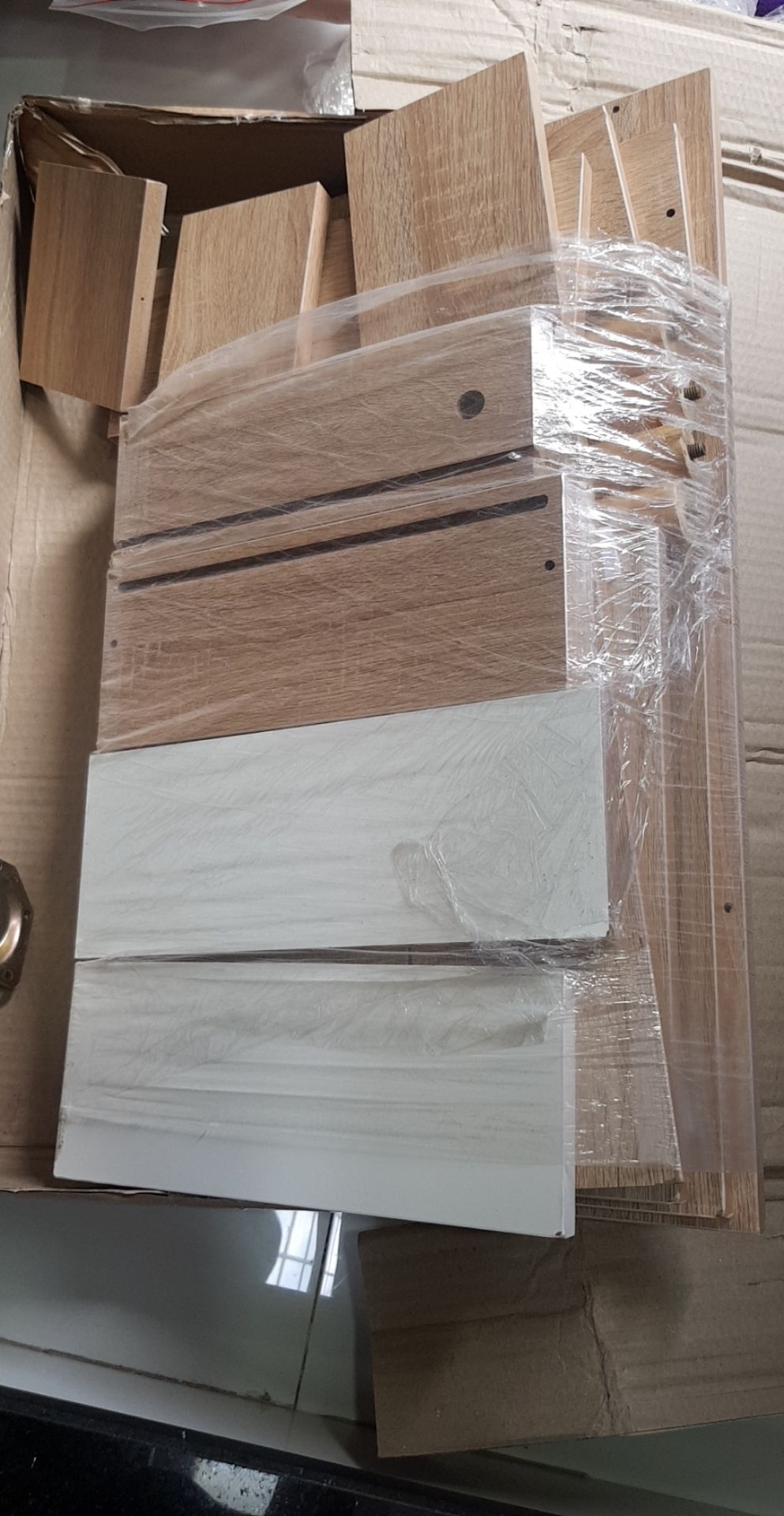 Sản phẩm đúng mô tả ! Phù hợp với tầm giá !  Tuy giao bị chậm so với lịch hẹn + sản phẩm bị vài lỗi nhỏ (có thể do quá trình vận chuyển) nhưng vẫn thông cảm trong tình hình dịch Covid ! Nhân viên giao hàng rất dễ thương !