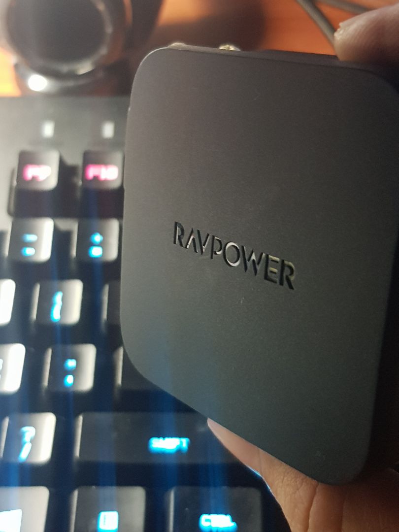 Sau 1 thời gian dùng thì mình thấy sạc rất ổn định. Vỏ được làm bằng nhựa nhám, rất đẹp. Cái chân cắm kéo ra gấp lại gọn gàng, mà đặc biệt rất chắc chắn nha chứ ko hề lung lay. Về chất lượng thì Ravpower chắc không phải bàn rùi... PD được 61W đủ lun nha. Bác nào định mua dìa sạc Mac thì nhanh nhanh cái tay lên :)) Nếu sạc full 2 cổng thì cổng PD chỉ còn khoảng 45W, vẫn xịn hơn sạc theo máy của Mac Air rùi... nói chung rất nên mua.