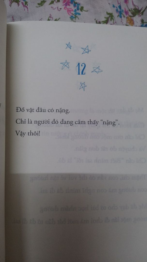 Cuốn sách được viết dưới lăng kính nhìn đời của bạn nhỏ 10 tuổi. Những câu từ đơn giản nhưng nhiều sự sâu sắc, đầy tính triết lý. Người lớn phải giật mình vì những điều cậu chia sẻ thật gần gũi, trong sáng, ngây ngô. Các phụ huynh có con nhỏ cũng có thể đọc cuốn sách này để thấy bé con của mình chỉ cần những lời giải thích giản đơn như cậu bé trong sách thôi và thêm bình tĩnh hơn mỗi lúc nổi cáu với con! Lòng biết ơn luôn là 1 điều nên có trong cuộc sống.