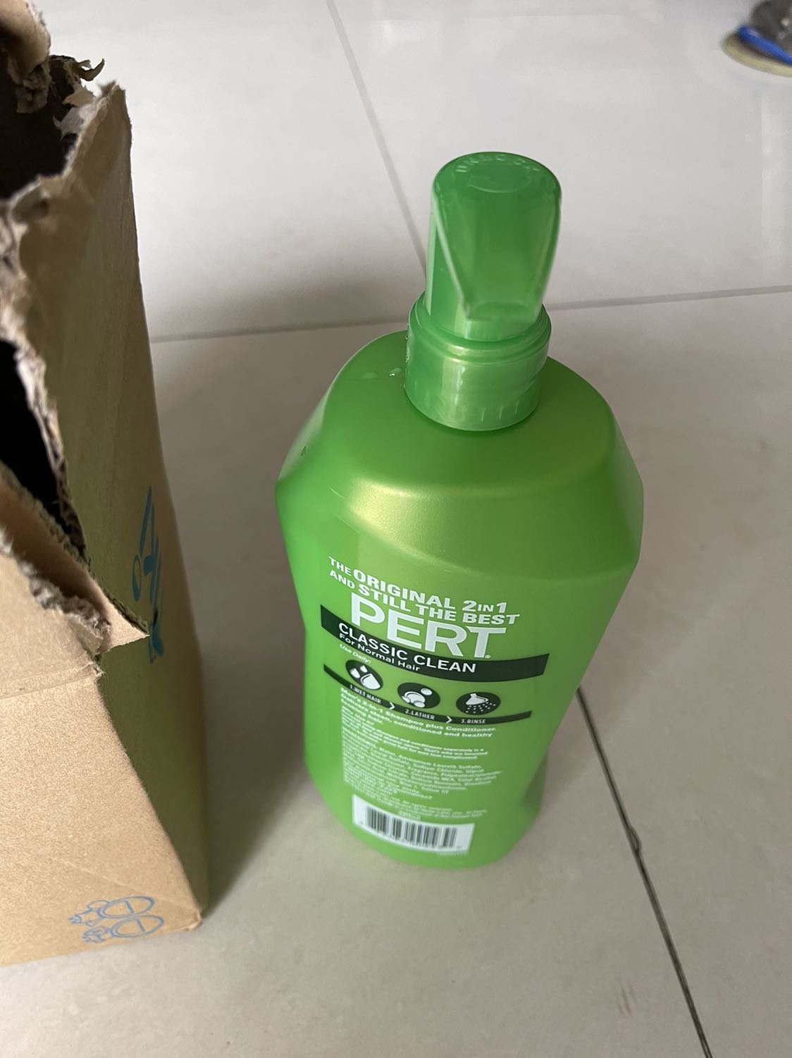 Mình mới nhận được chai dầu gội đầu này thì thấy hàng bị khui hộp và chai dầu bị chảy ra ngoài rất nhiều mình có nói với người giao chứng kiến thì bạn đó nói báo lên tiki,mình chụp mã vạch bên trong chai thì thông báo hàng không có thông tin gì hết ,mình nghi hàng không phải chính hãng