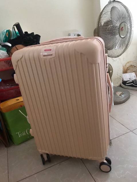 Bánh xe chắc chắn, dễ di chuyển. Vali đẹp đúng mẫu mã, shop giao nhanh