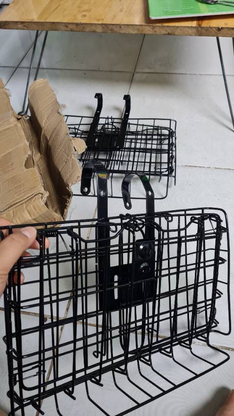 Giỏ xe đạp đẹp giao nhanh nhưng có 1 cái giỏ bị lỗi chổ cái móc lên xe bị cong không căn xứng. Giỏ xe đạp đẹp giao nhanh nhưng có 1 cái giỏ bị lỗi chổ cái móc lên xe bị cong không căn xứng.