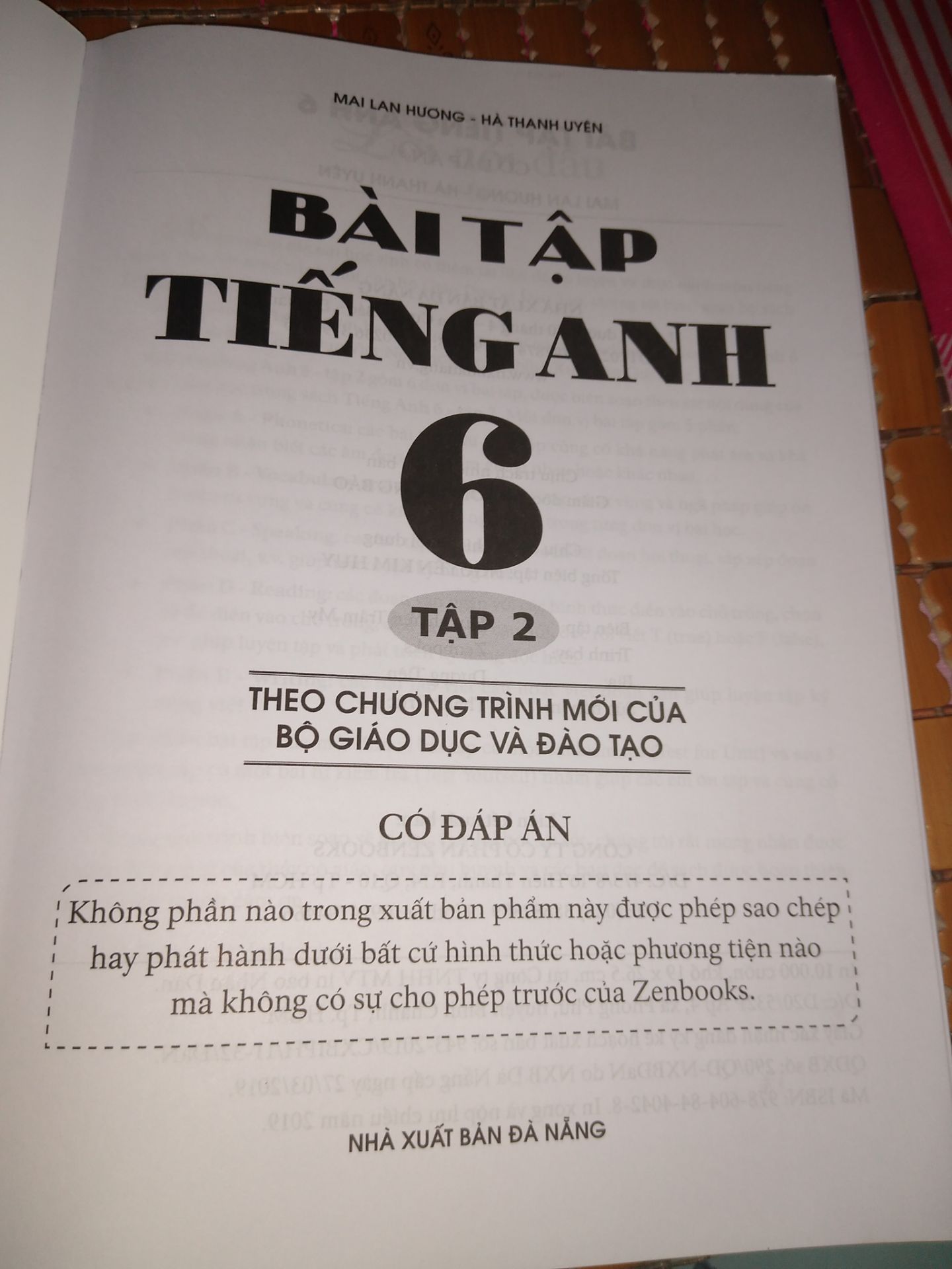 bài tập trong sách thì có trong chương trình sách tiếng Anh mới. Giấy thì dễ viết, khi viết thì mực không thấm qua trang sau  và không lem. Khi làm xong bài tập thì check lại ở phần đáp án cho chắc, nếu như mua cuốn không có đáp án thì cũng có thể lên trường hỏi giáo viên.