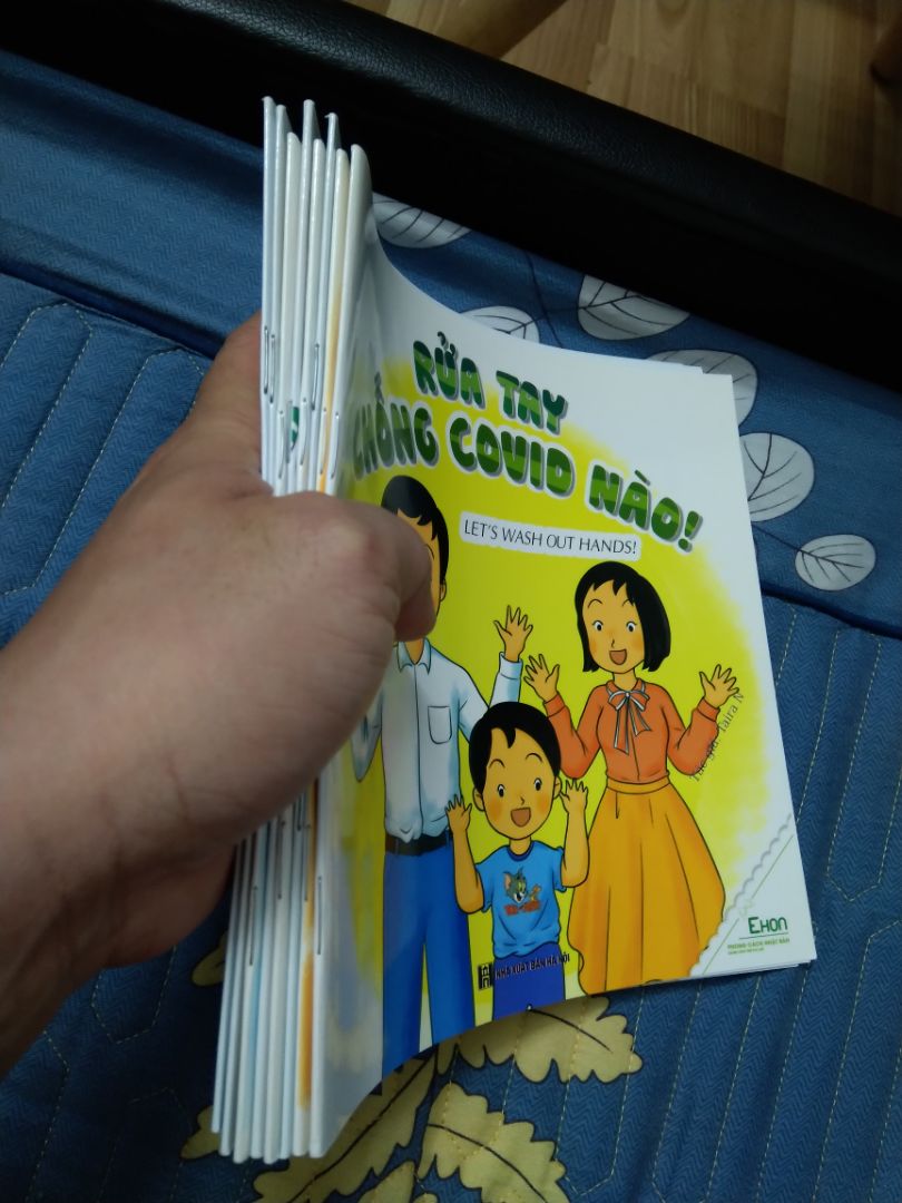 BỘ EHON này tạm được. 
Điểm cộng là có Song ngữ + quét QR code thì có Clip đọc truyện Tiếng Anh.
Điểm trừ là in ko đep, nội dung trang vẽ bình thường, ko xứng là Ehon, mua 1 bộ Mà gáy sách cũng lung tung, giá 29k/ quyển (16 trang mỏng te) là không xứng. 
Ai mua bộ này thì mua bộ CHÚ ẾCH CON hay va bổ ích và đặc sắc hơn nhiều.