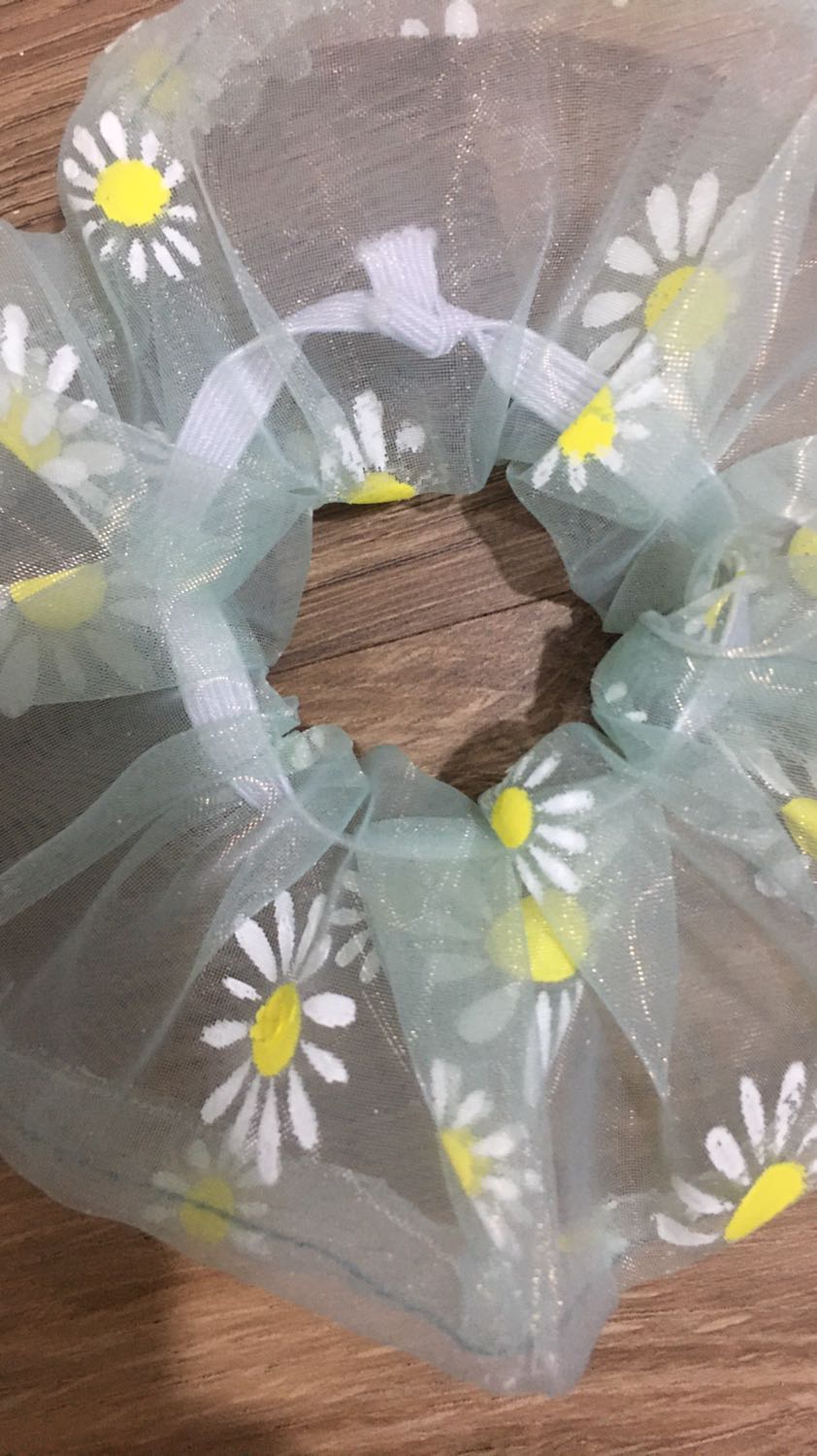 Sản phẩm bình thường,  Dây thun bên trong thắt nút bằng thủ công chứ không may lại nên bị cấn nút, vòng màu đen dán bông cúc trắng nhuỵ vàng bằng keo 2 mặt quá mỏng nên đụng vào dễ bị sút ra ngay (xem hình kèm theo).