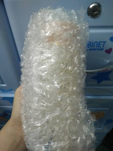 Sản phẩm không có bao bì, hộp đựng hay nhãn mác. Chỉ có mỗi chai như hình trên, mà không có team trên chai luôn. Chẳng biết nguồn gốc xuất xứ ở đâu, kiểu như hàng trôi nổi.