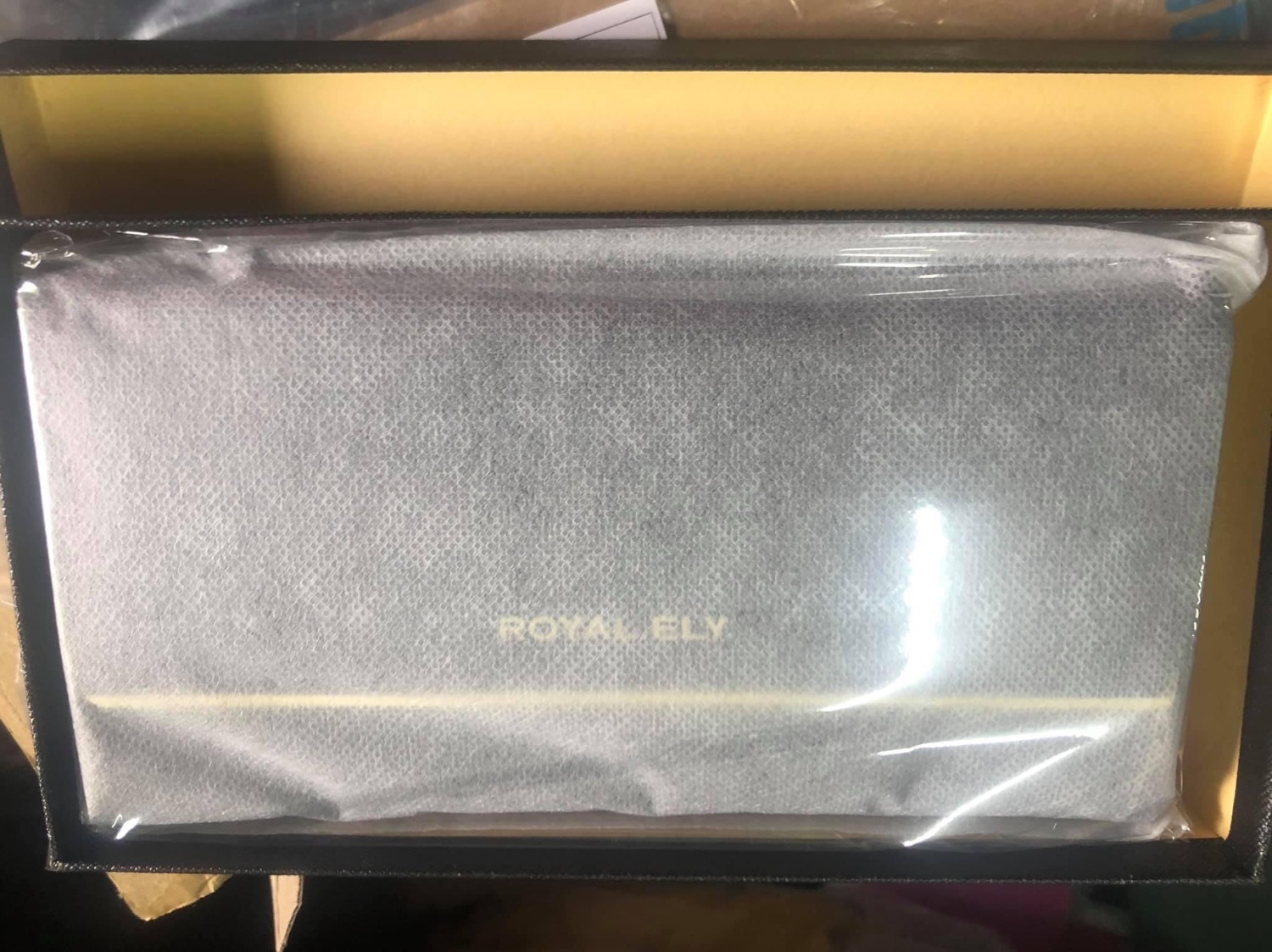 Hôm qua mình vừa đặt ví, nay nhận được ngay, bên giao hàng nhanh thật đó 
Thích nhất là sản phẩm được bọc kĩ càng, có hộp nhìn rõ sanh chảnh, ví khá vừa tay, nhiều ngăn, có thể đựng điện thoại. Nhìn chung mình thấy giá quá ổn so với 1 chiếc ví chất lượng như vậy. Sẽ ủng hộ shop lâu dài. Cảm ơn shop!